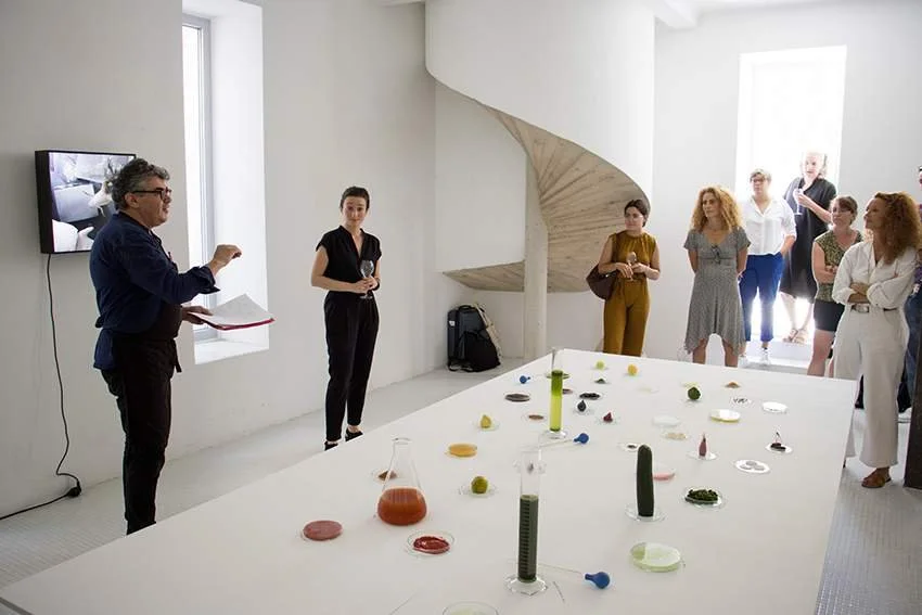 la rencontre fortuite sur une table