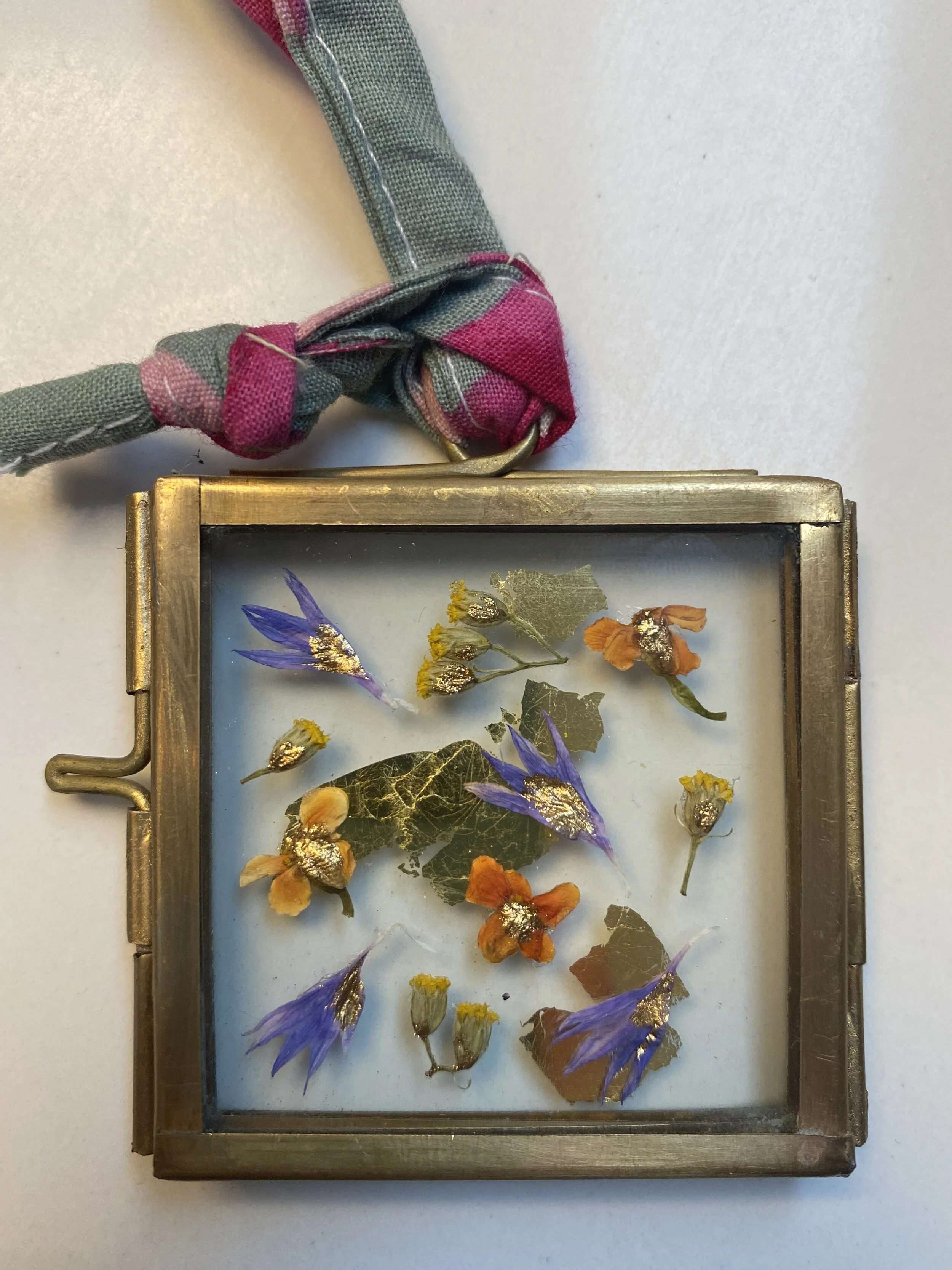 Mini Gilded Flower Frame XIV