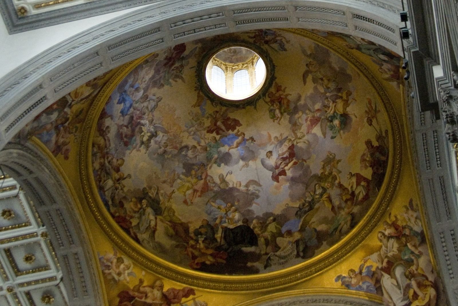 Firenze_-_Florence_-_Basilica_di_San_Lorenzo_-_Designed_by_Brunelleschi_-_View_Up_into_the_Cupola_from_the_South_Transept.jpg