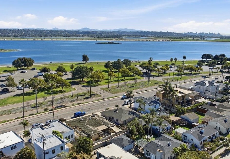 01aa 40-040_3634_Crown_Point_DR.jpg