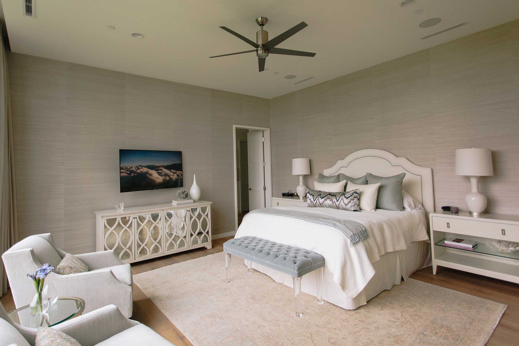 ARCHITECT: LARUE ARCHITECTS | BUILDER: REYNOLDS CUSTOM HOMES | INTERIOR DESIGNER: LISA PARKER INTERIORS