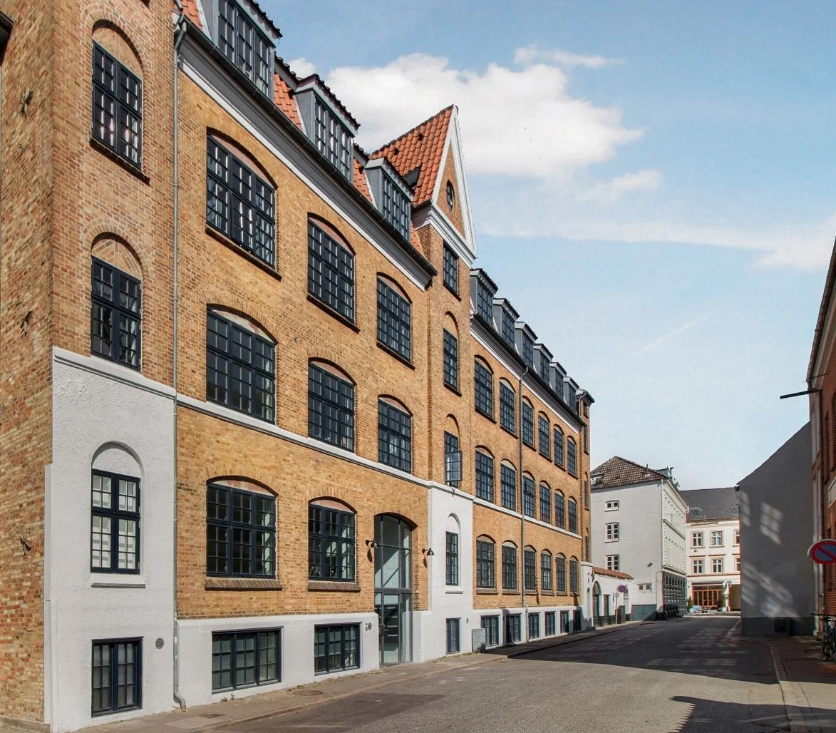 Facade, tilskåret.JPG