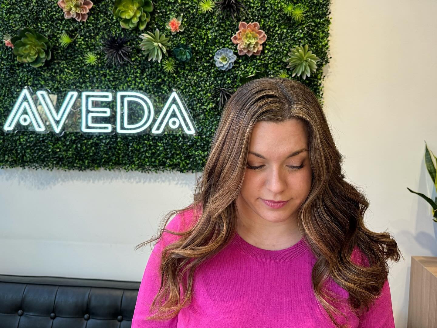 Look at this stunning Carmel balayage by @jknudsenhair and haircut by @_alexknudsen, crafted with precision using Aveda hair color. Elevate your look and embrace the natural beauty of your locks with this timeless technique. 

#AvedaColor #BalayageMa