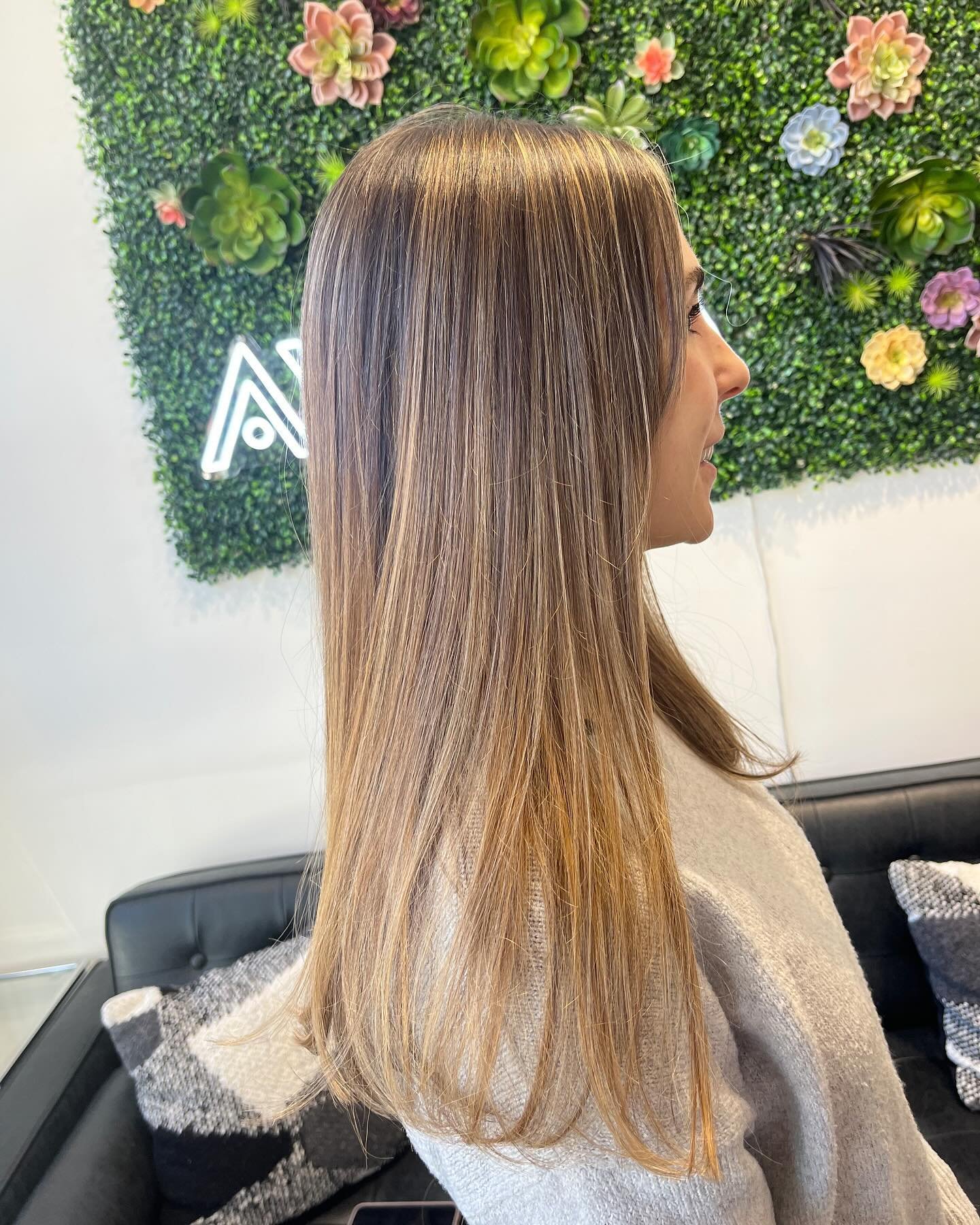 Beautiful carmel highlights done by @beauty.bynicolette. This sun-kissed look blends seamlessly with the brunette base, creating a soft and subtle contrast. Book your next color appointment to freshen up your look!