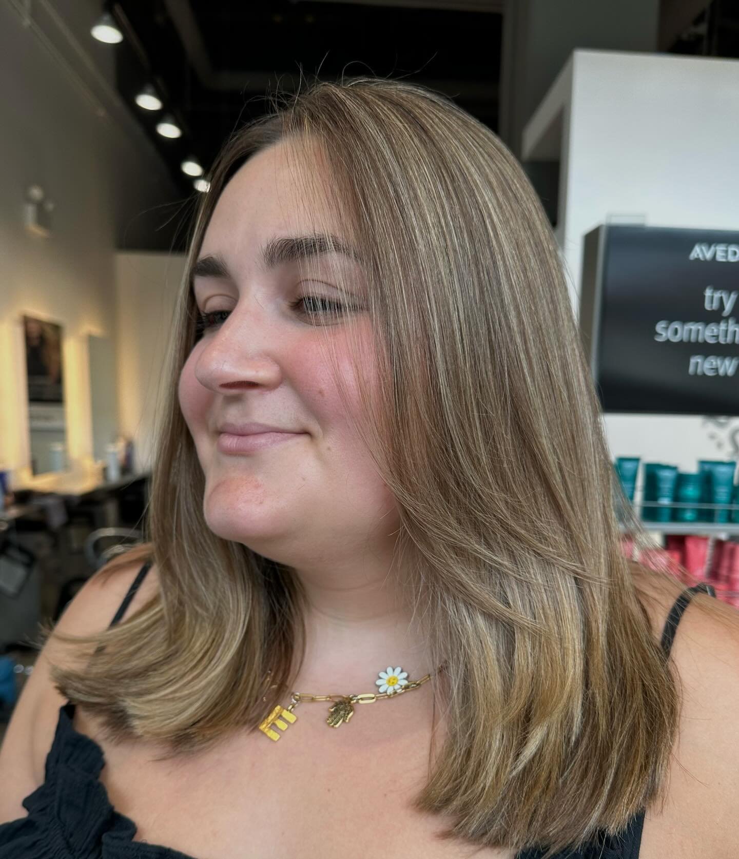 Nothing but smiles with these gorgeous highlights! Shine brighter with every strand. ✨😊
Stylist: @hairby.mayaarubin 
.
.
.
.
.
.

#ChicagoSalon #HighlightGoals #HairTransformation #HappyClient #HairStylist #SalonLife #ChicagoBeauty #FreshLook #HairI