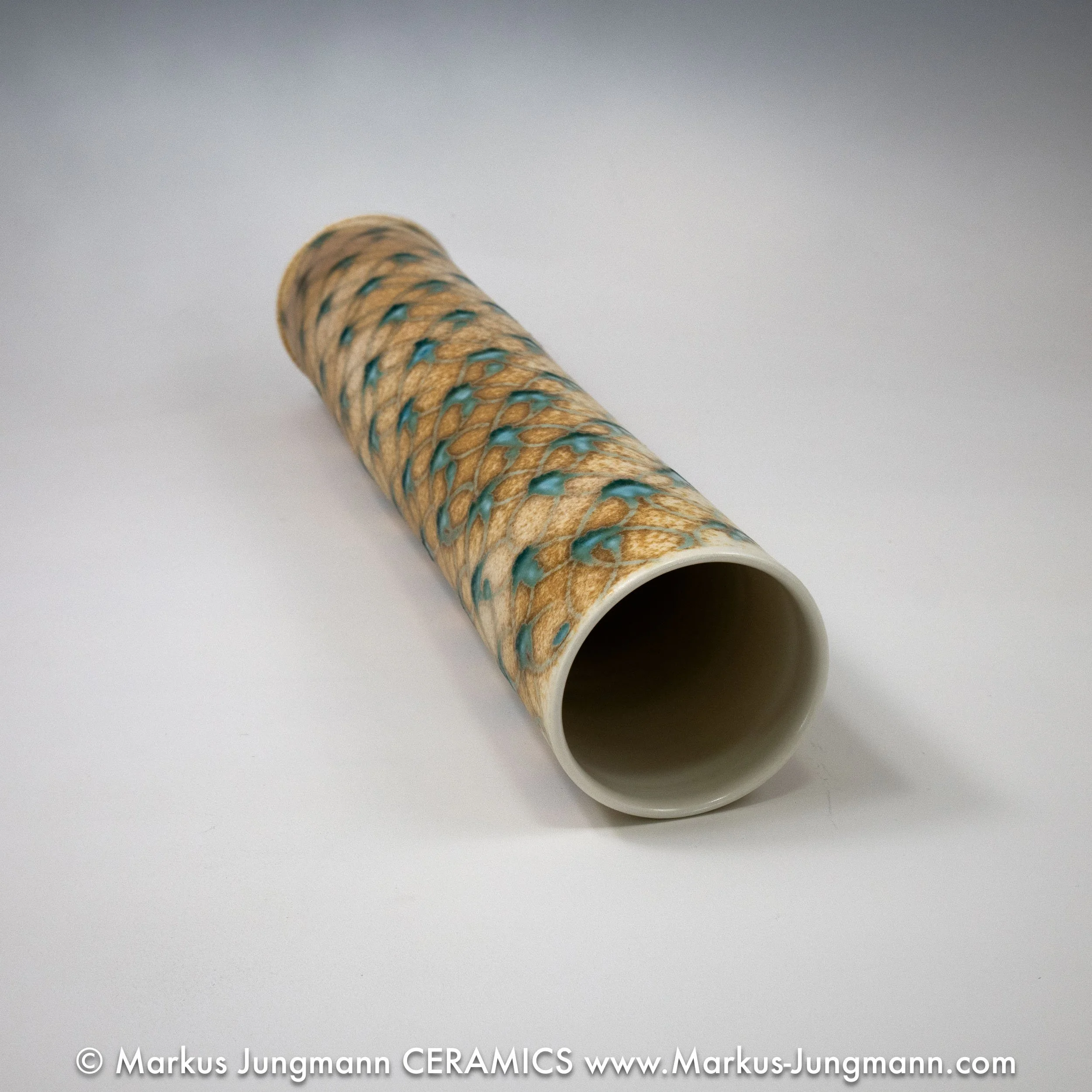 markus-jungmann-porcelain-vase-vesica-iii-38cm-top.jpg