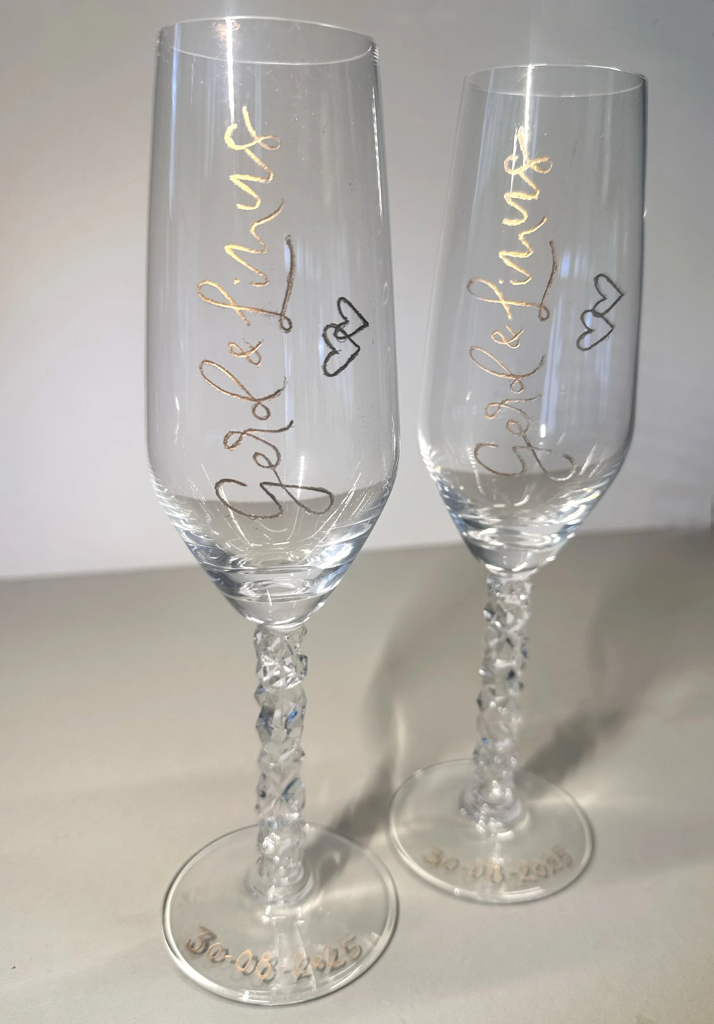 graverade champagneglas från Orrefors till brudparet