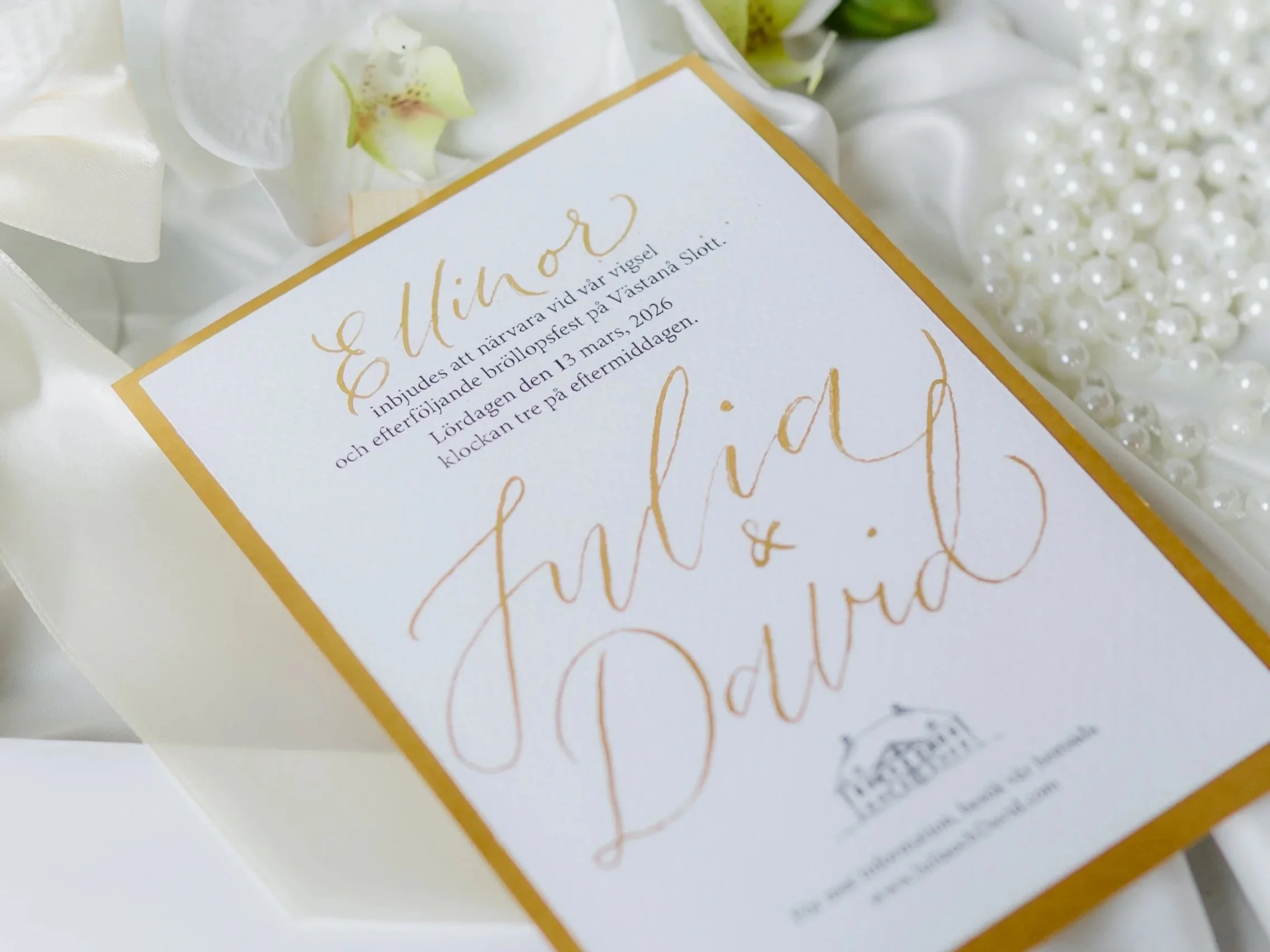 Handskriven bröllopsinbjudan i guldfärg med illustration av slott