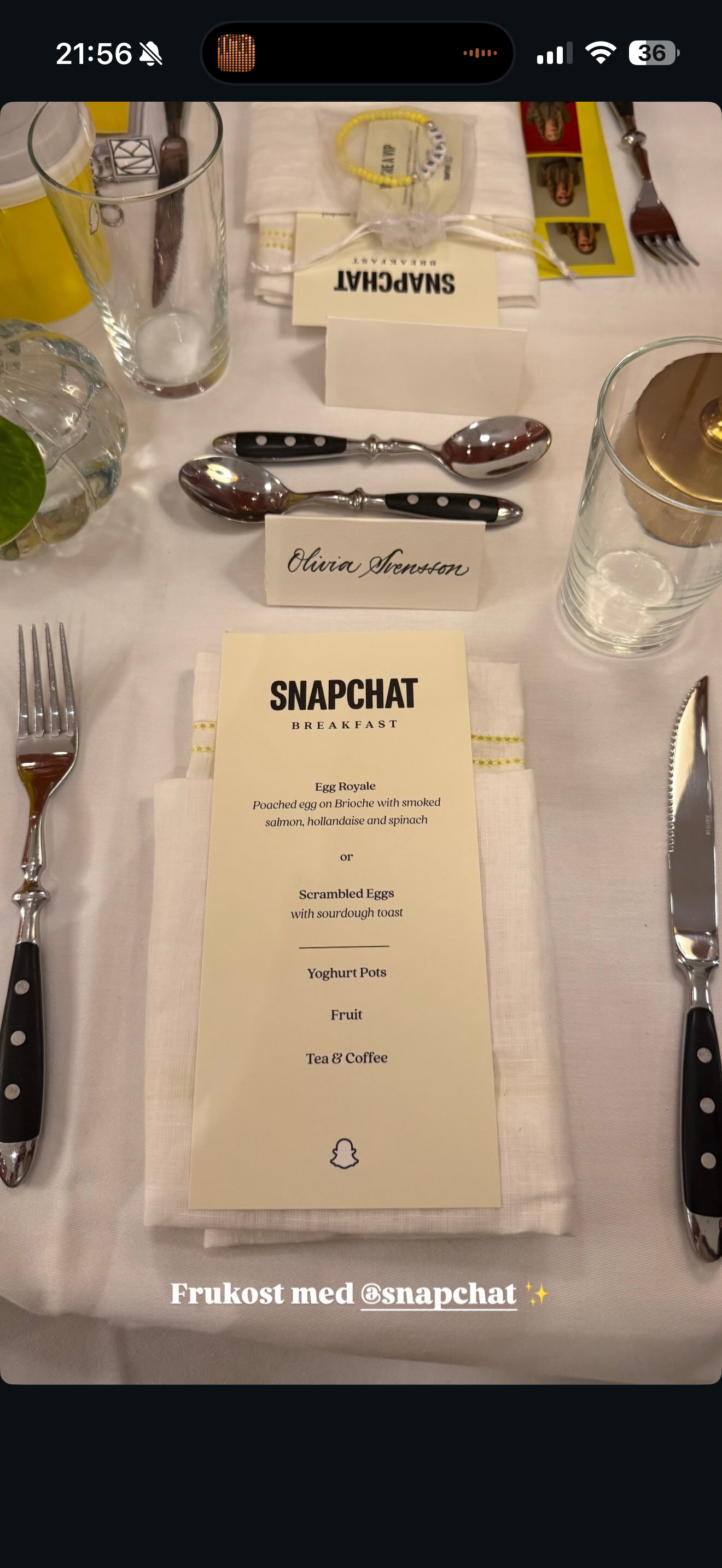 Placeringskort för Snapchat event i Stockholm bild på placeringskort och dukat bord med meny