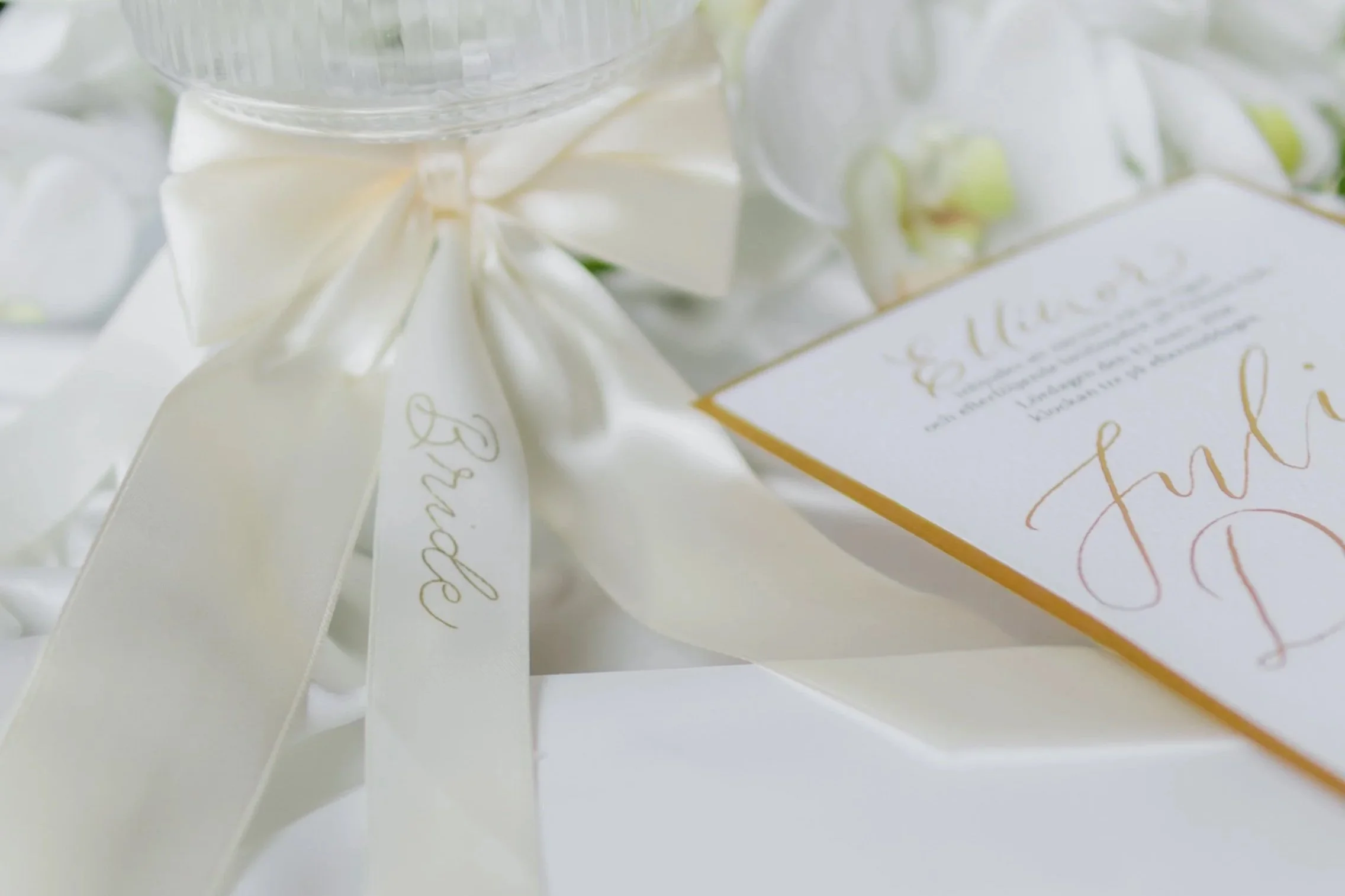 Vitt sidenband med guldtext Bride  Bröllopsinbjudan med guldram och guldtext handskriven