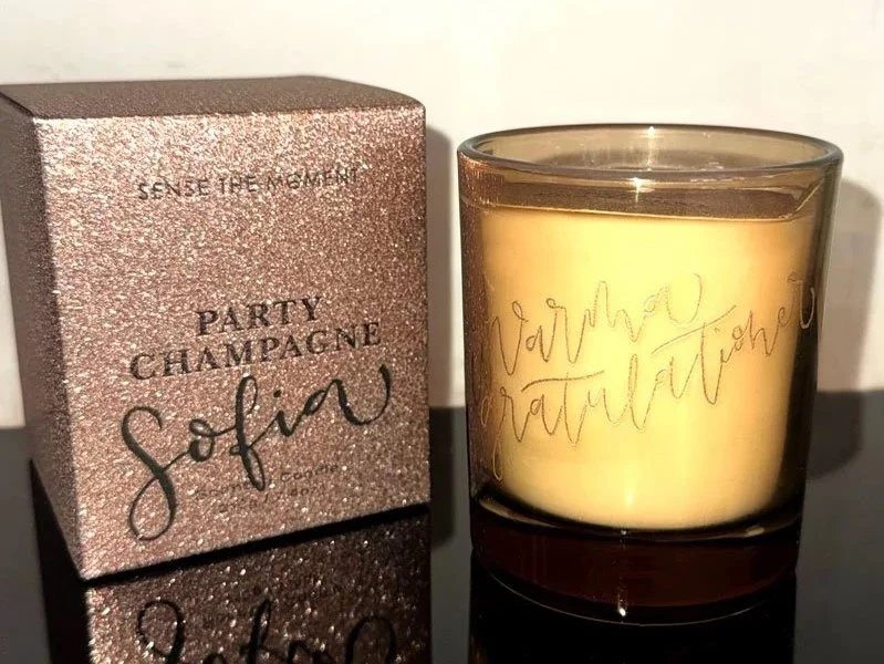 Handgraverat ljus och handmålad förpackning.