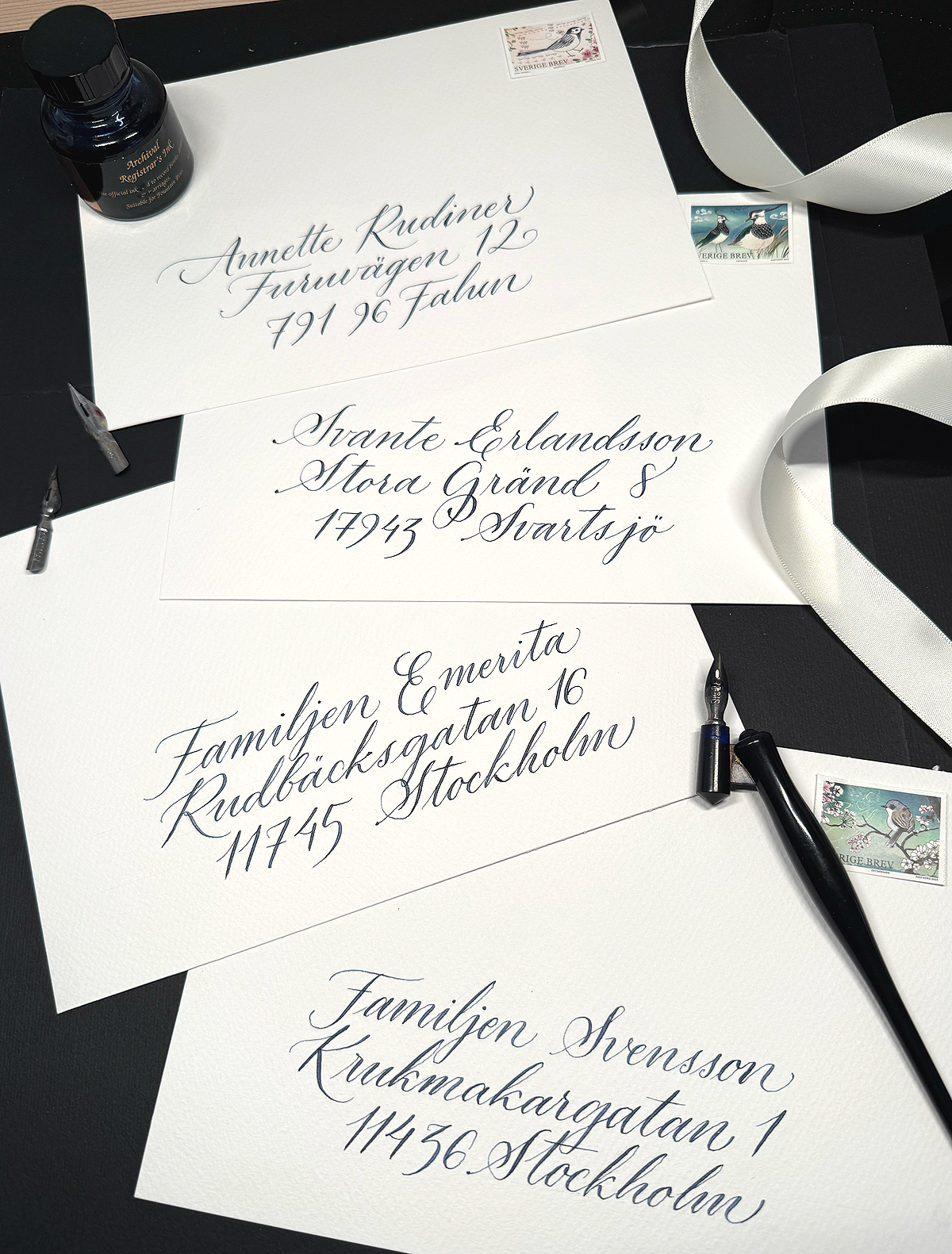 Vita kuvert handskrivna med mörkblå bläck Bröllopsinbjudan, save the date, kalligrafi