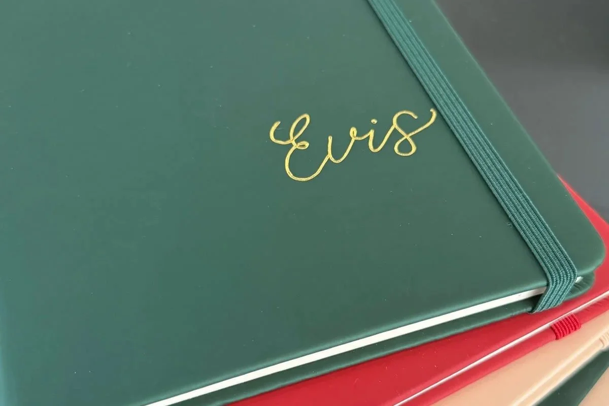 Guldfolierad text på bok