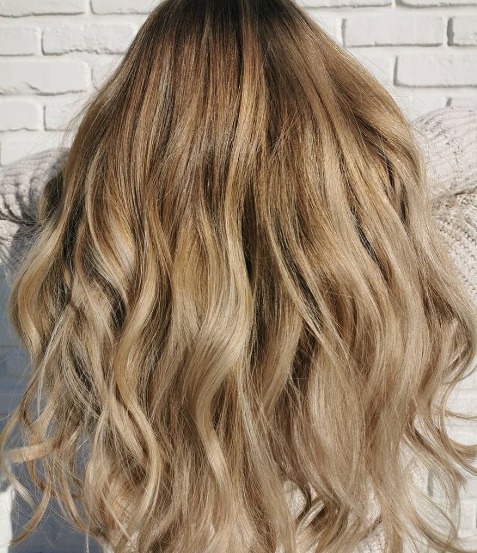 Does anyone else ever get that impulse where you just want to touch someone&rsquo;s hair because it&rsquo;s so gorgeous and shiny!? 😍 done by Lauryn