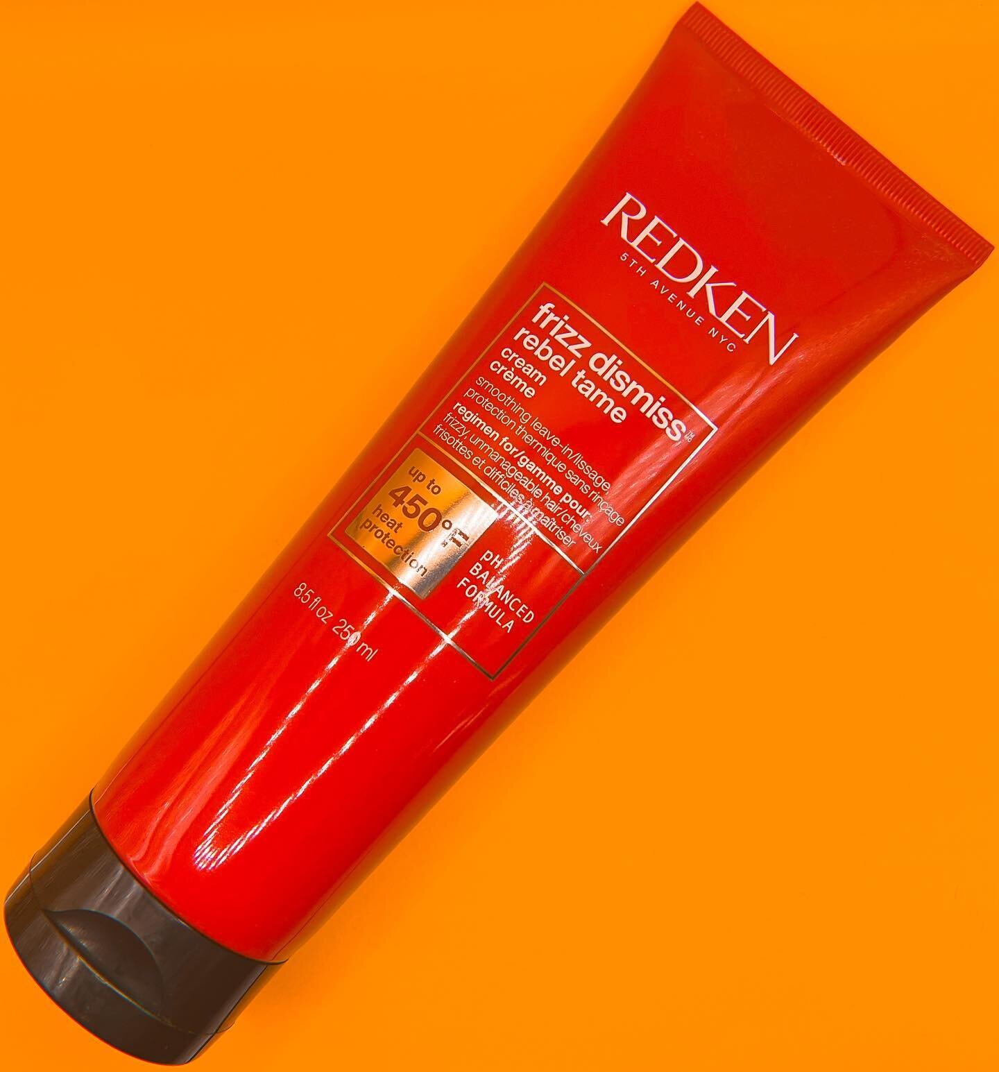 Frizz be gone! 

Redken Frizz Dismiss Rebel Tame leave-in conditioner features a smoothing complex using Babassu Oil. 

❗️Multi-benefit smoothing cream for all hair types
❗️Hydrates, detangles, and provides the ultimate frizz control
❗️Best for unrul