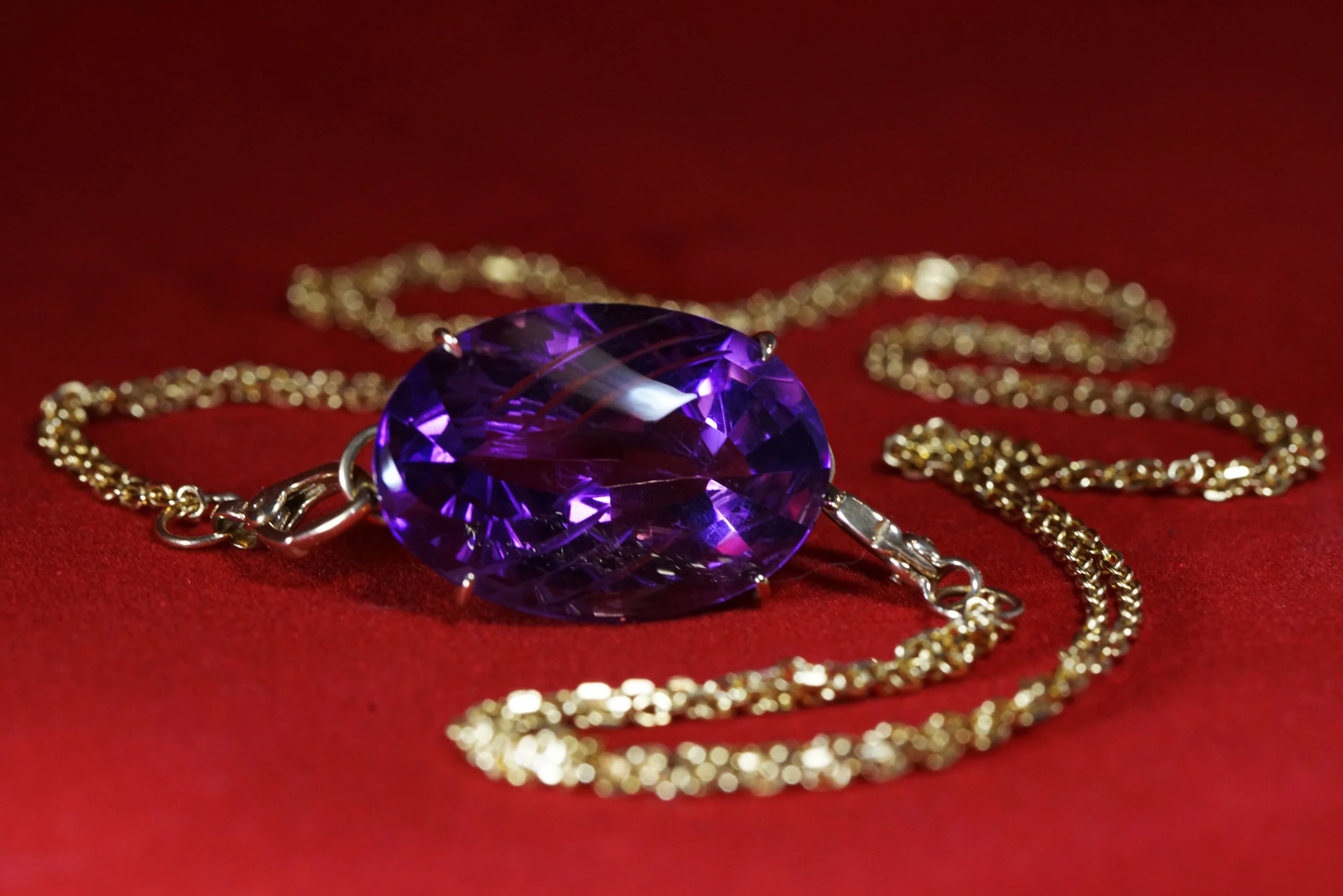  An enormous amethyst set in 14k gold, this necklace is extremely versatile thanks to its unique chain. With two clasps on one loop of chain, this necklace can be worn short or long. 