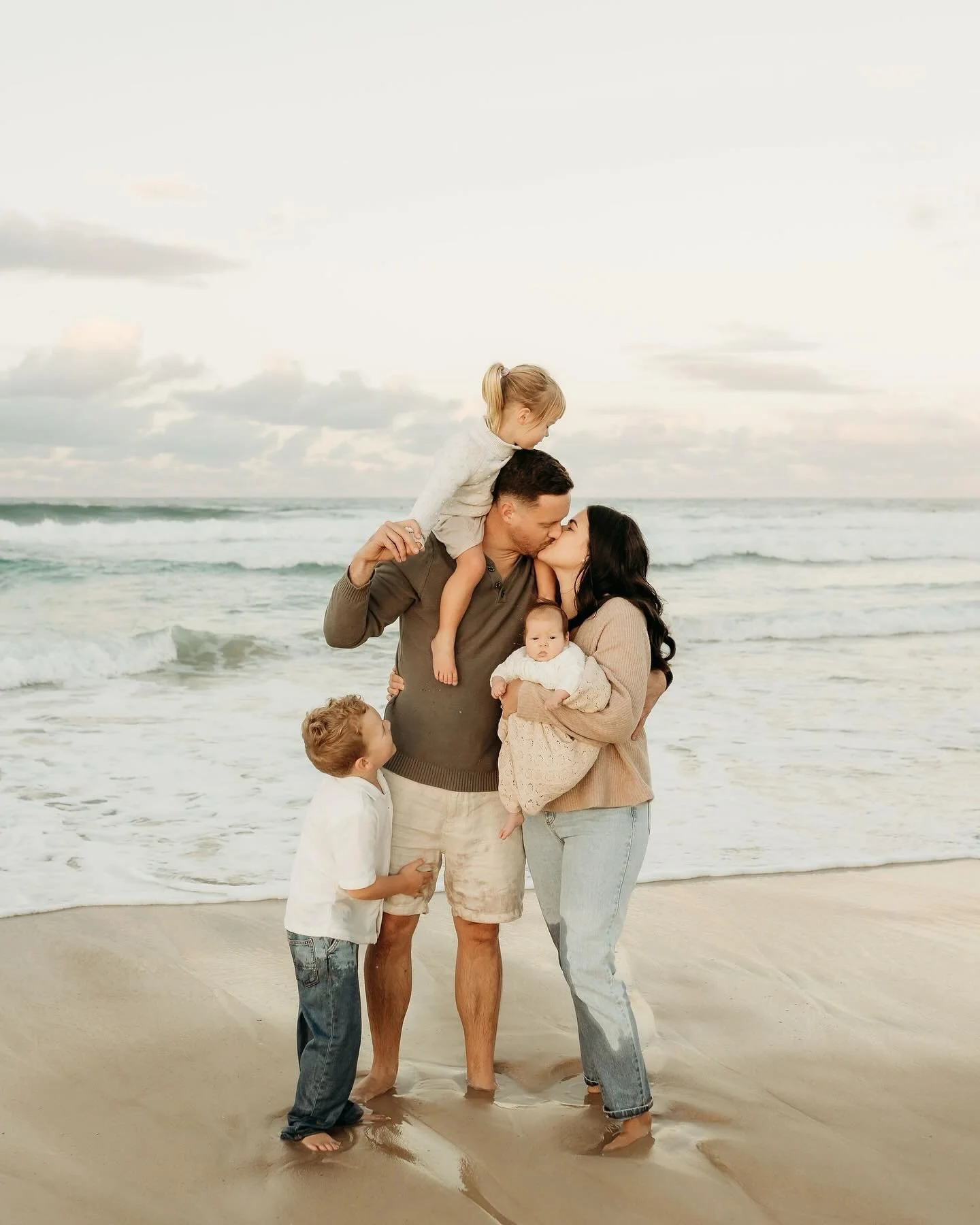 Winter sunsets with this gorgeous family!!! Soaking up these days with cuddles and splashing in the sea. Memories worth holding onto. ✨

Loved capturing your family @nicoledunstan_ 🌻