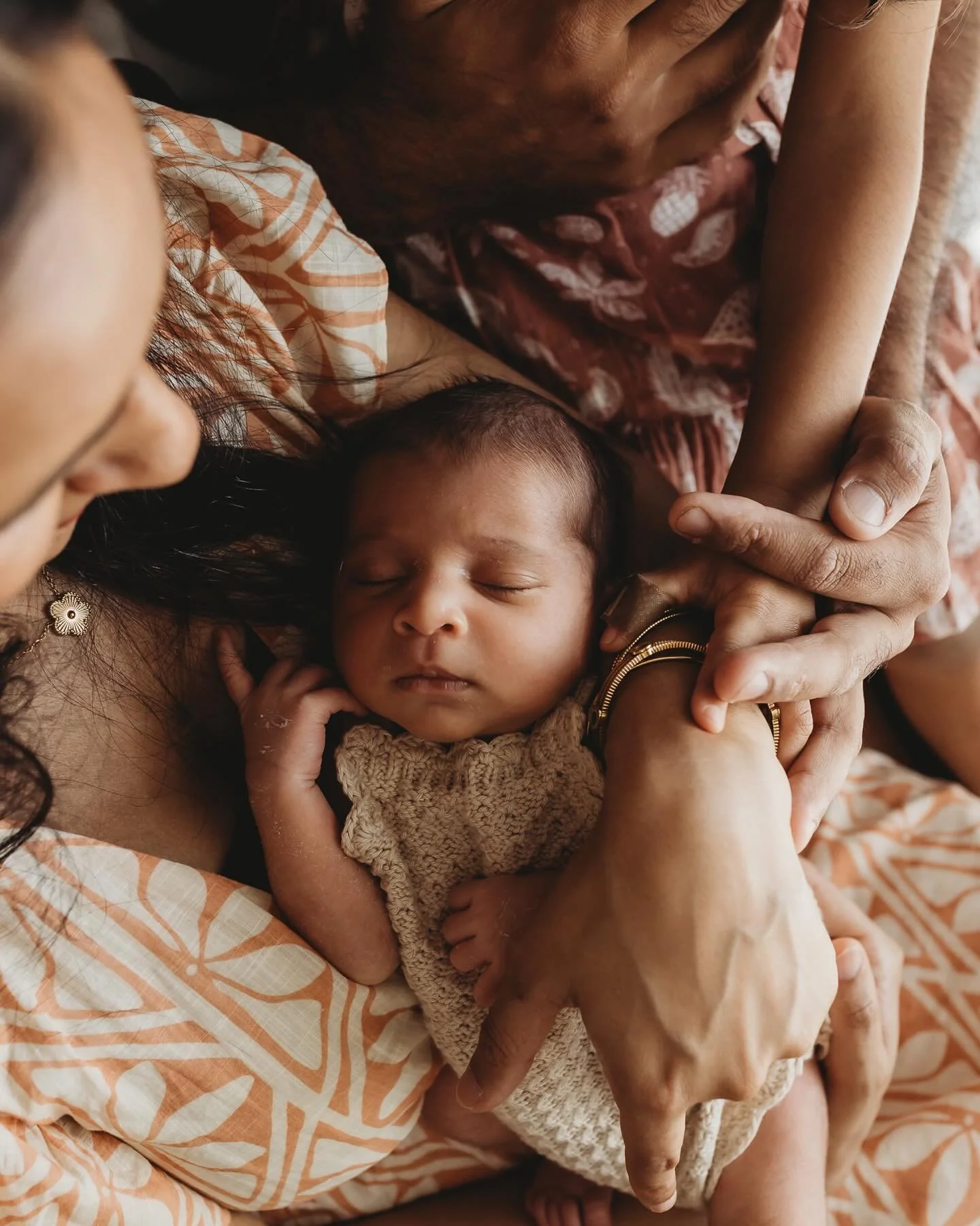 Just look at this adorable bubba! 
The love and warmth of this family. ✨
Thanks so much for having me capture your journey from pregnancy to meeting your little one Suman &amp; Gippy. ✨
