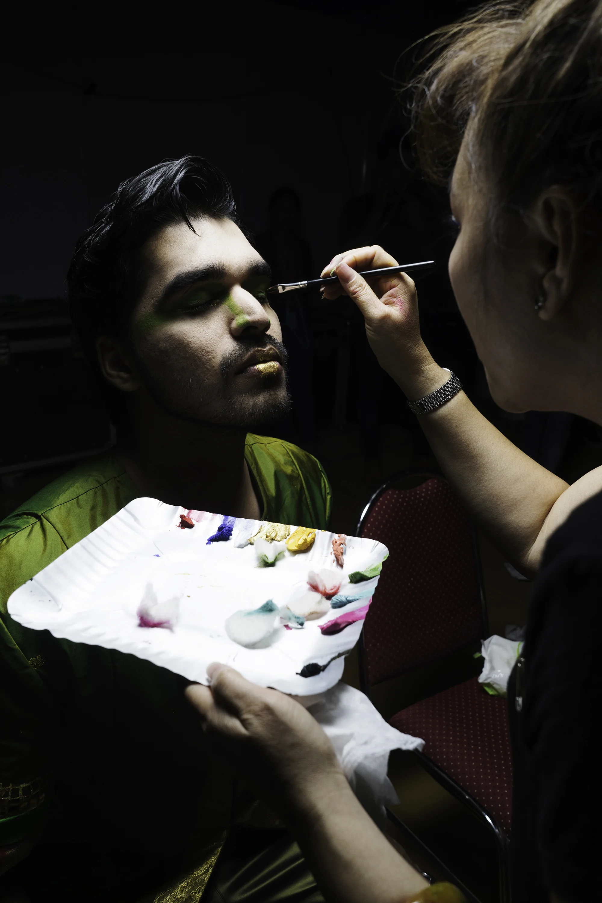 08__Honee applying mkup_1_.jpg