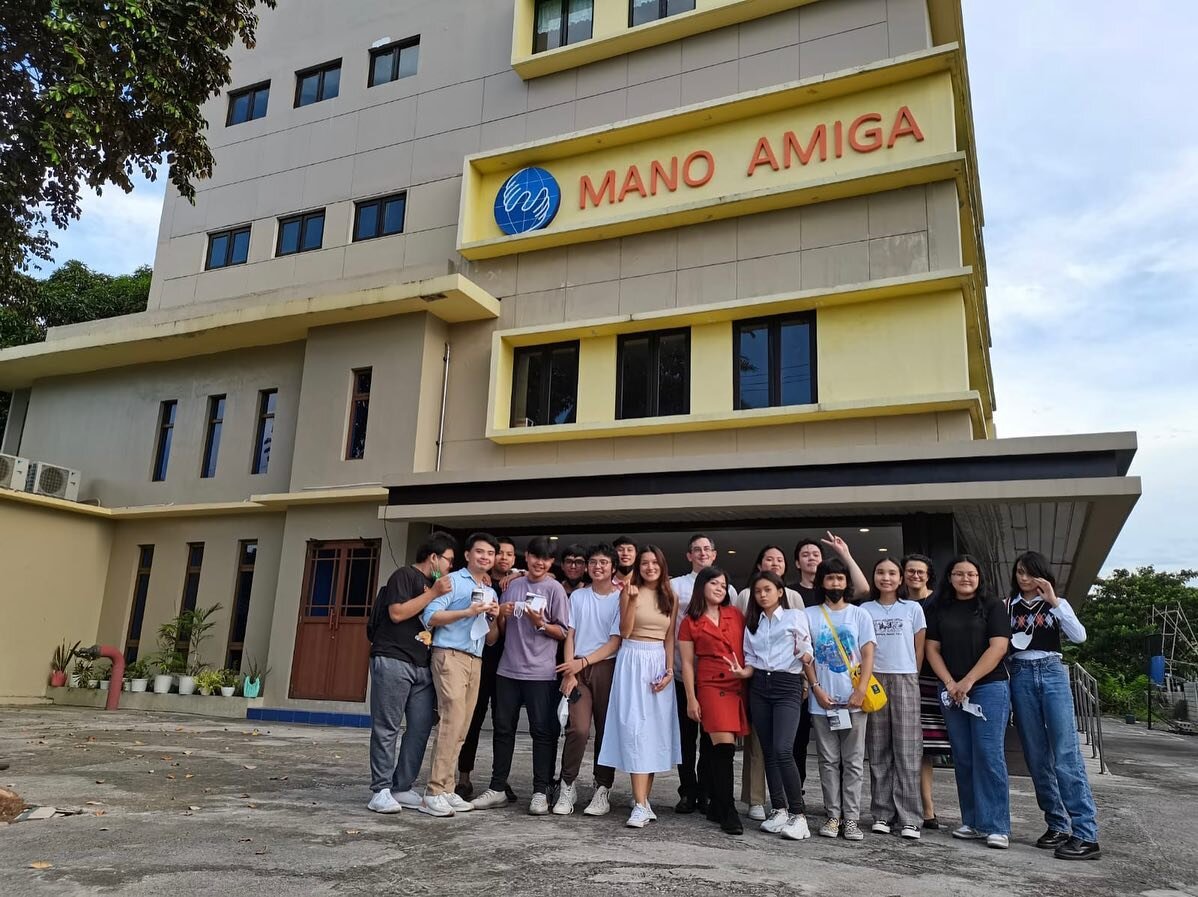 life lately 🧡 
- College send-off for the @manoamigaph pioneer batch. I still can&rsquo;t believe the little kids who used to call me 
&ldquo;Ate Miss Lynn&rdquo; are now budding engineers, doctors, scientists, criminologists, and teachers 🥹
- Fina