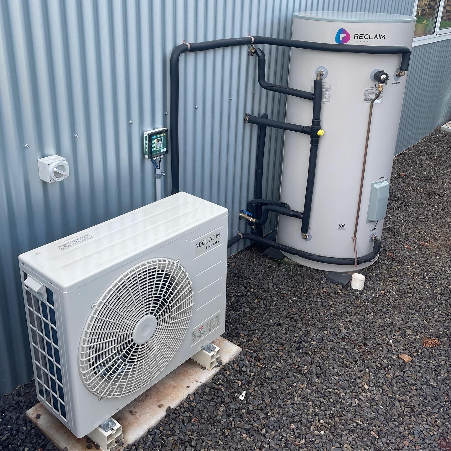 #getoffgas with heat pumps. 300%+ more efficient than resistive electric and gas boiler set ups. This will save you in operating costs and save the environment we want to protect for generations to come.