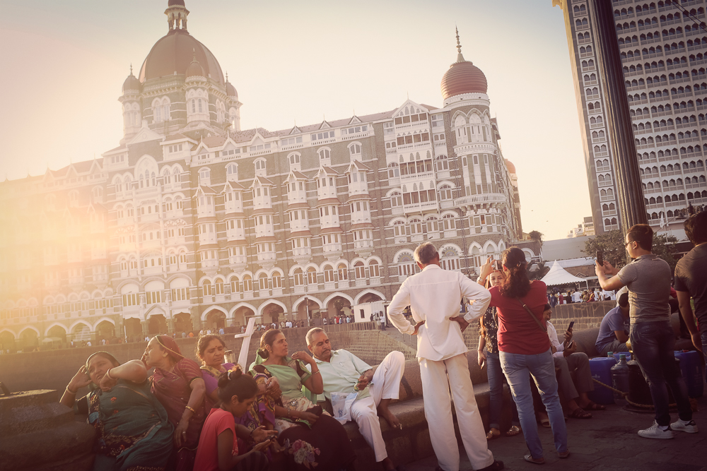 In the background is the famous Taj Hotel. According to legend the British architect had send the building plans to India, only to find out years later that the hotel had been built the wrong way - apparently the facade facing the sea (s. above) wit…