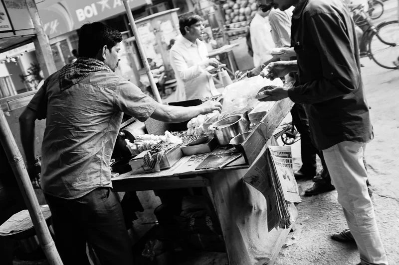 Street food is surprisingly rare in Southern Mumbai, at least during daytime: it is entirely possible to walk around for hours and only come across places like Starbucks, which seems to be quite fashionable among young professionals and student type…