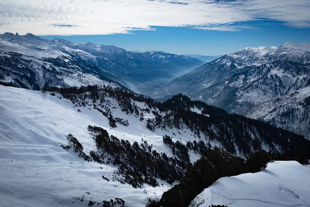 Manali can be seen in the middle background. Note the fumes climbing up the mountains: the smell of burning wood made it all the way up to our altitude beyond 4000m.