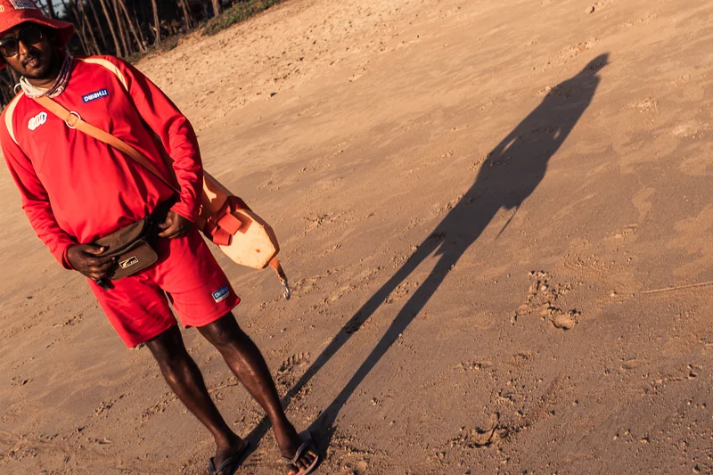 Although Galgibag is only visited by a few daytrippers, a lifeguard is on duty. Hence the red flag above.