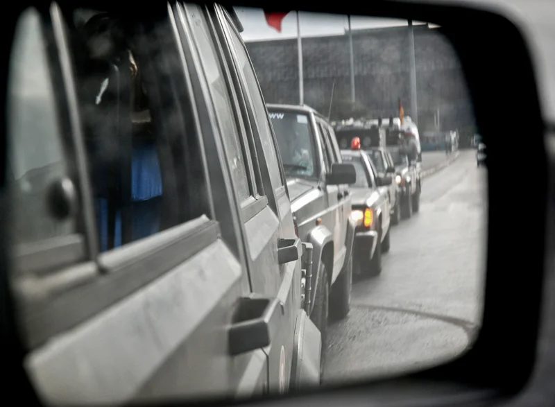 Durchaus eine Herausforderung, im Berufsverkehr von Istanbul sechs Autos bei einem Rennen zusammenzuhalten. Wir mussten also Stoßstange an Stoßstange fahren (und zwar im wörtlichen Sinne), um niemanden zwischen uns zu lassen.