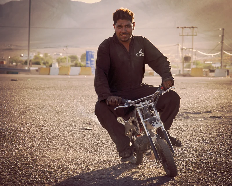Das Mini-Motorrad haben wir in einem der Jeeps gefunden und diesem netten Herrn geschenkt. Motorräder sind in Jordanien übrigens verboten.