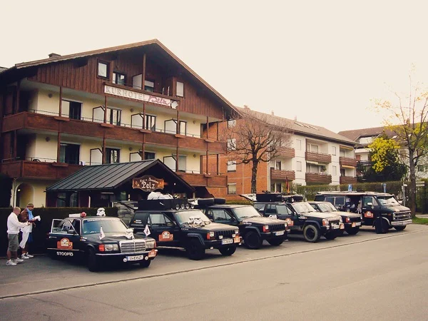 Der Morgen der Abfahrt in Oberstaufen im Allgäu. Nach einer langen Nacht im Bierzelt.
