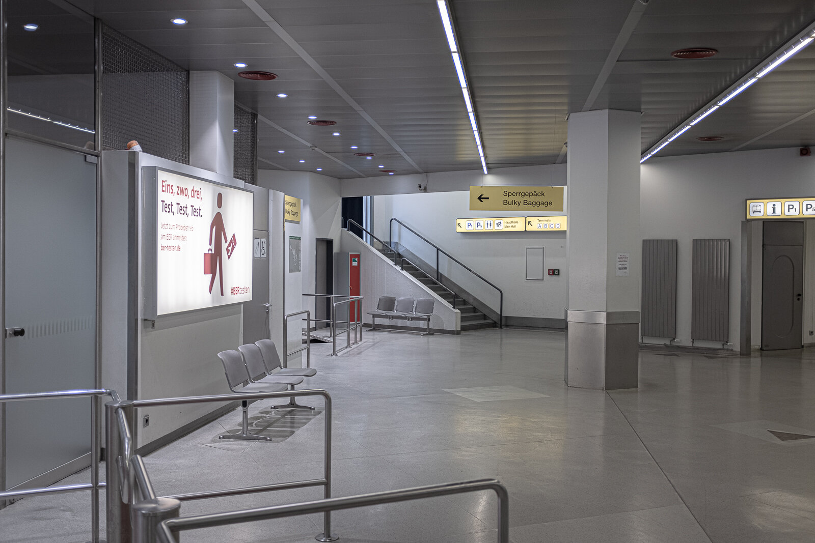 Ich weiß gar nicht, was das hier eigentlich ist, im Untergeschoss neben dem Terminal A. Es ist, glaube ich, der Ankunftsbereich für die Rollfeldbusse.