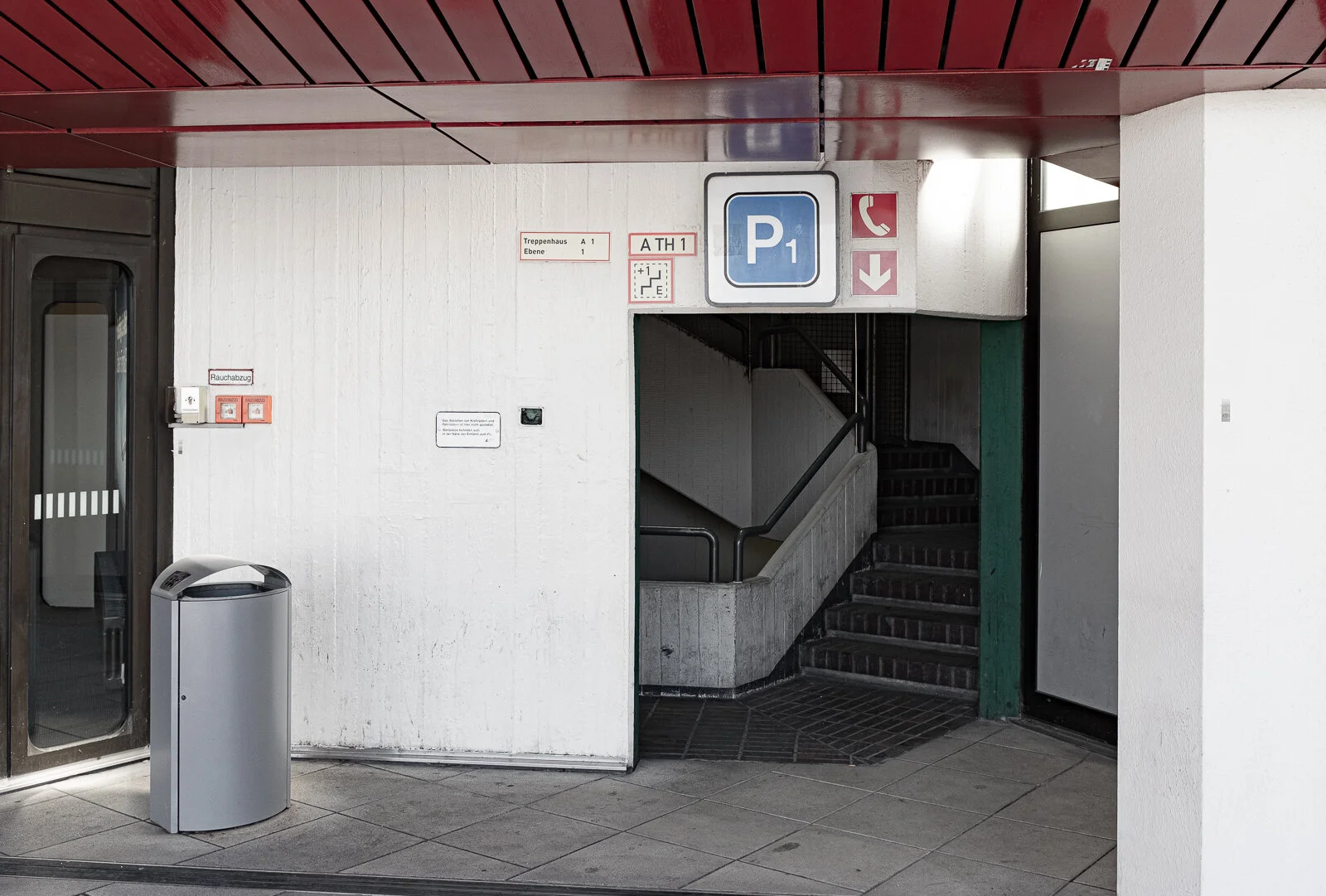 Einer der Abgänge zum darunterliegenden Parkhaus.