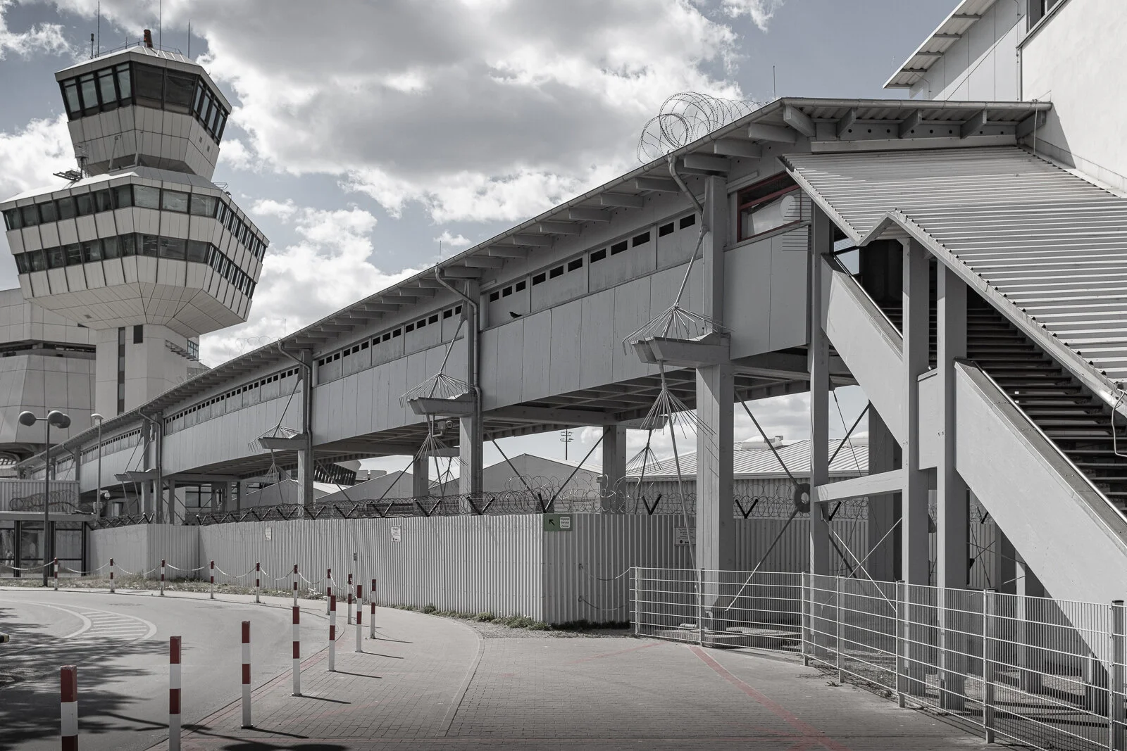 Justizvollzugsanstalt Tegel? Nein, der Übergang vom Terminal A zum Terminal C.