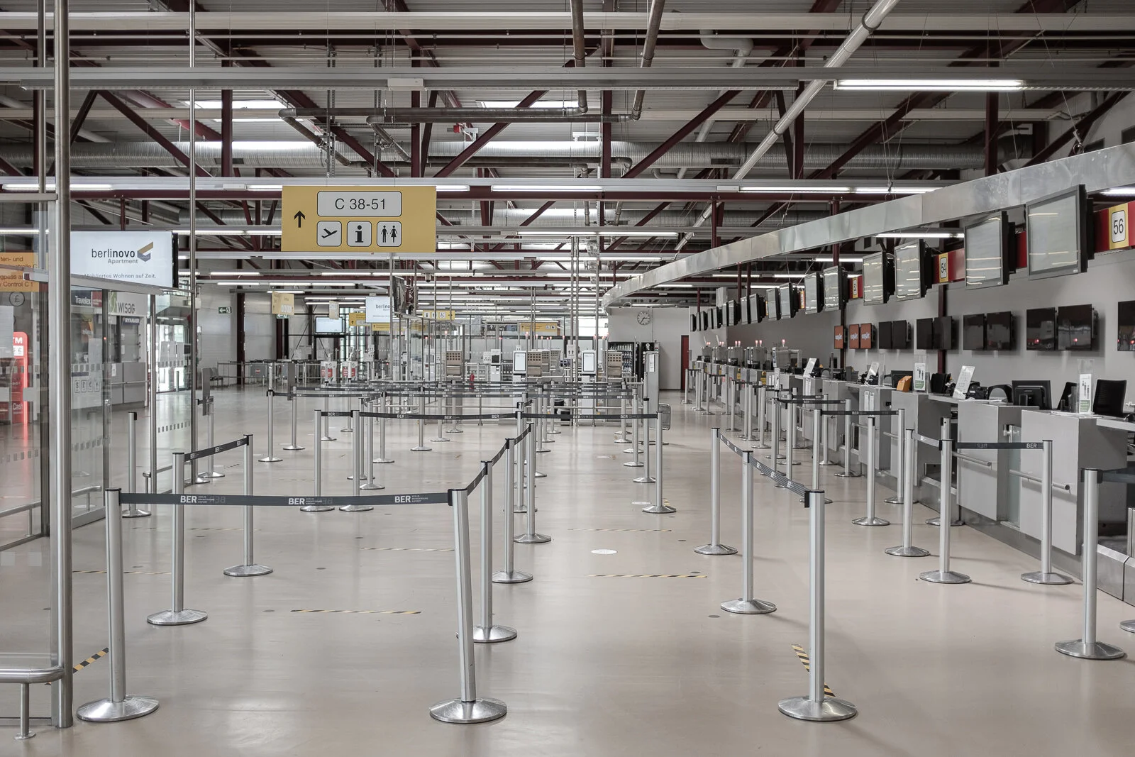 Eine ganz normale Halle mit Check in-Schaltern und einem zentralen Sicherheitsbereich dahinter, bevor es zu den Gates geht.