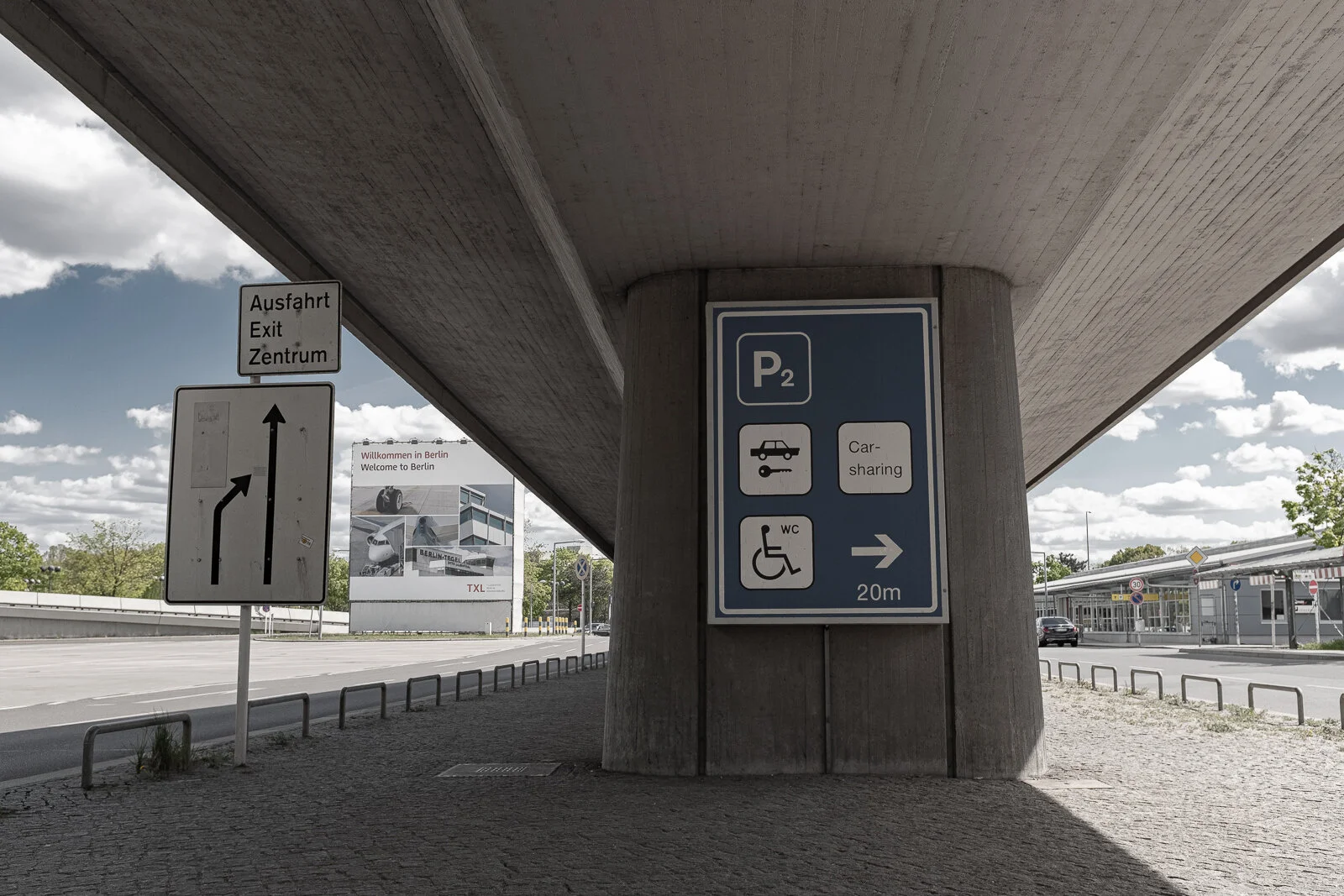 Untersicht der Auffahrt zur Vorfahrt zu dem oben gelegenen Abflugbereich.Hier unten herrscht nicht die Sechseckigkeit, sondern vielmehr ein wunderbarer Beton-Brutalismus. Die Stützen sind offenbar von Le Corbusier inspiriert.
