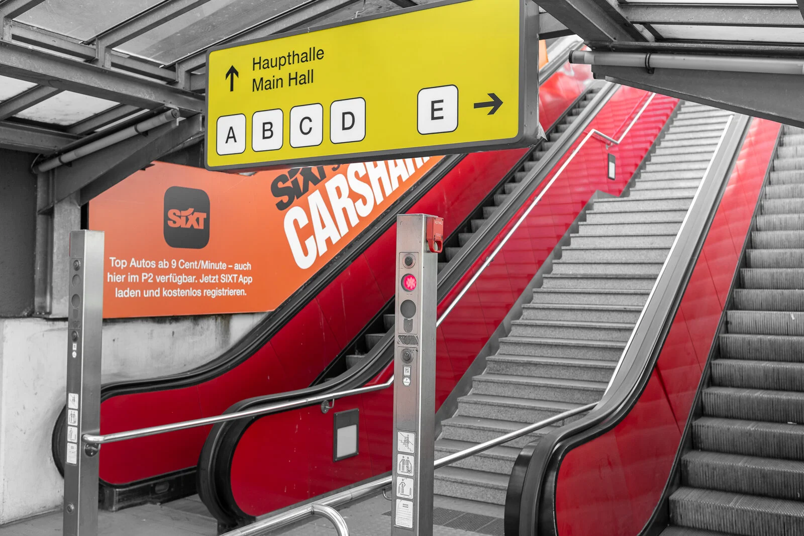 Eine Rolltreppe führt nach oben, eine nach unten.Wie im richtigen Leben.