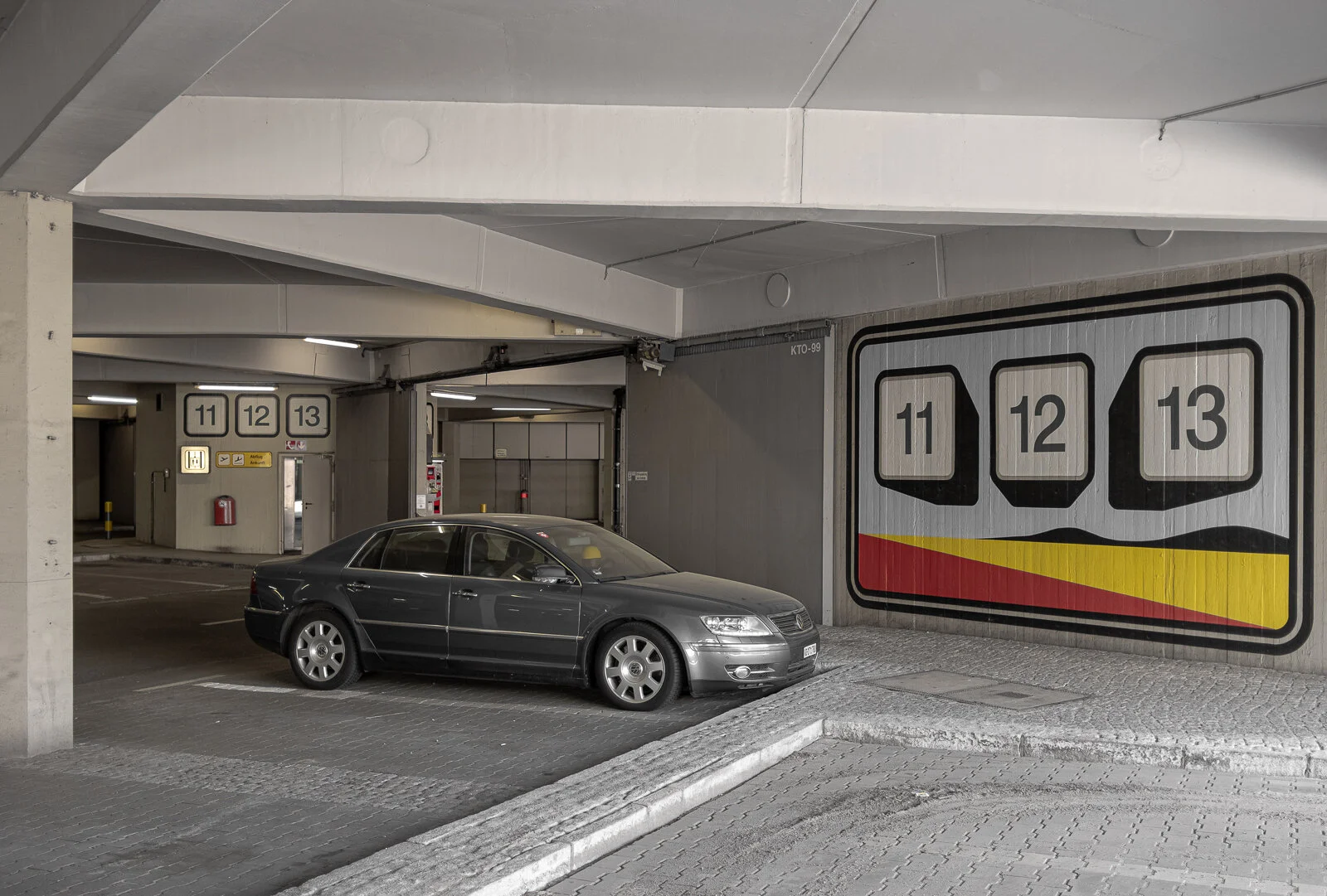 Das Auto steht dort sicher schon seit Wochen, es ist ganz verstaubt. Vielleicht ist sein Besitzer inzwischen verstorben.