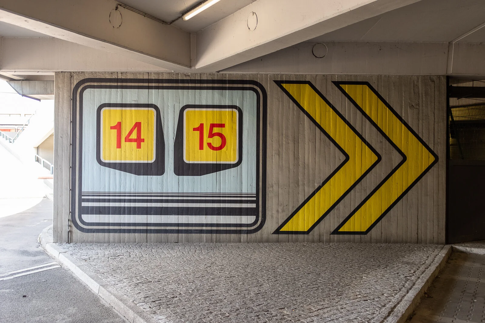 Diese aufgemalten Gate-Nummern in der Tiefgarage sind so schön, dass dabei ihr Informationsgehalt fast verloren geht.