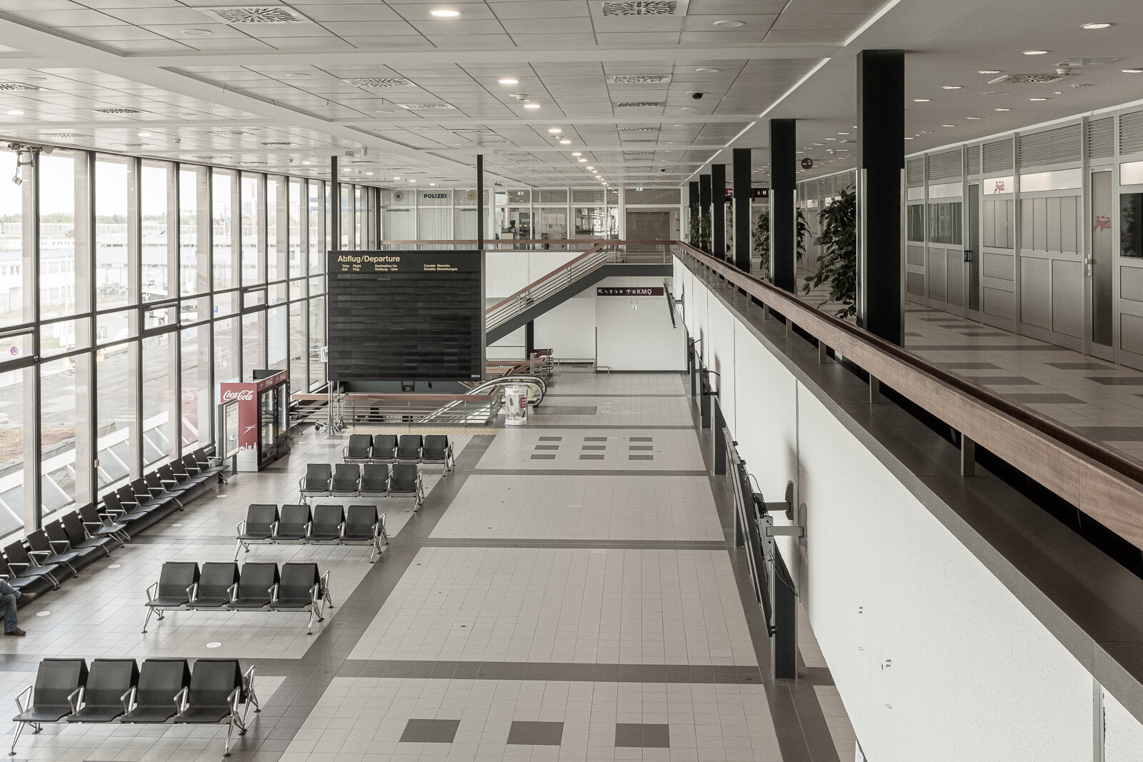 Ohne Passagiere umweht das Hauptterminal von SXF fast ein Hauch von Eleganz.