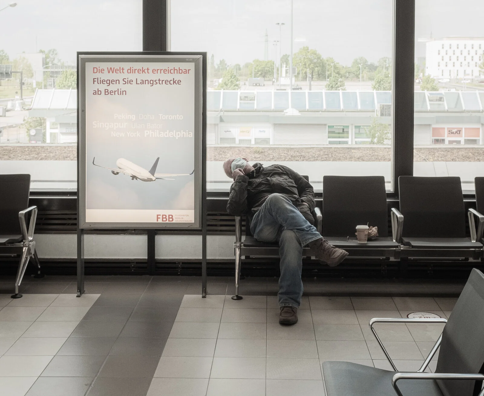 Dies war der einzige Passagier im ganzen Flughafen. Ich hoffe, er hat nur geschlafen.