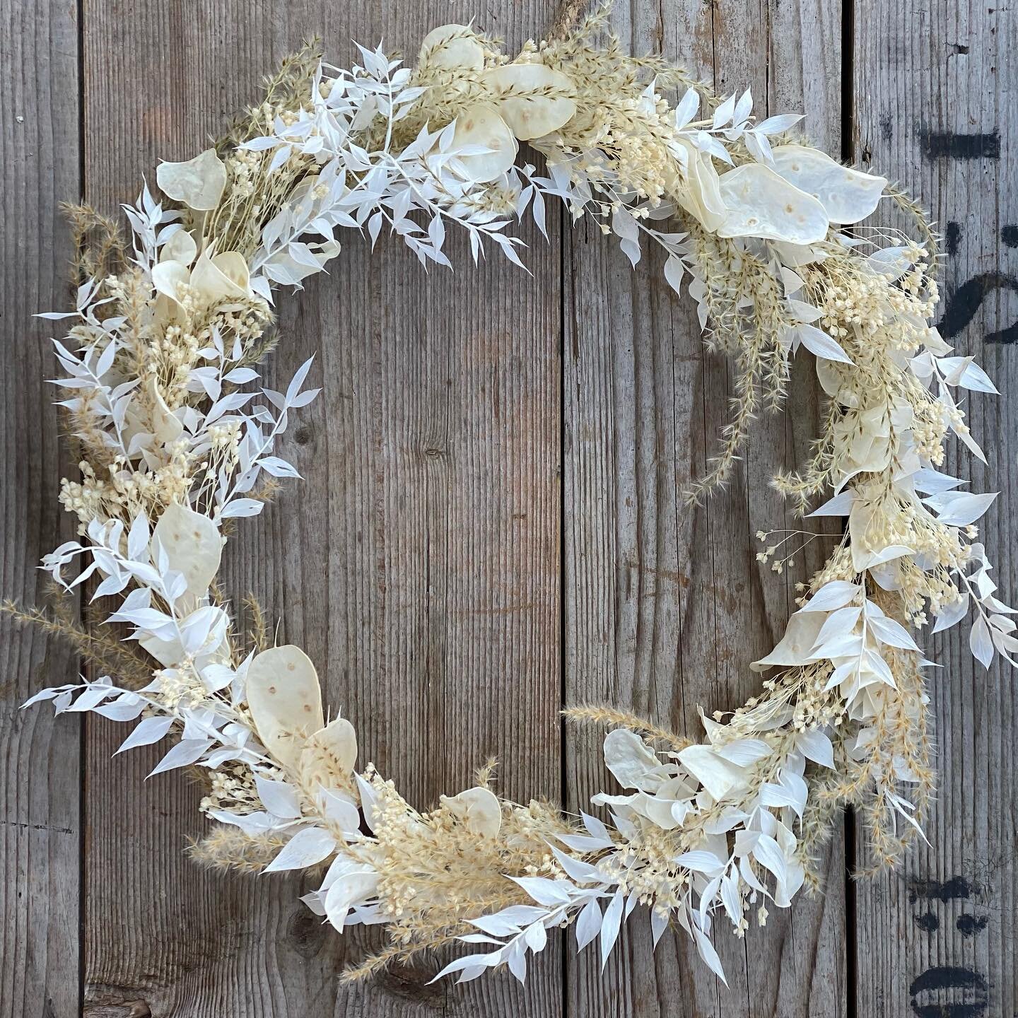 Couronne de fleurs s&eacute;ch&eacute;es blanches .