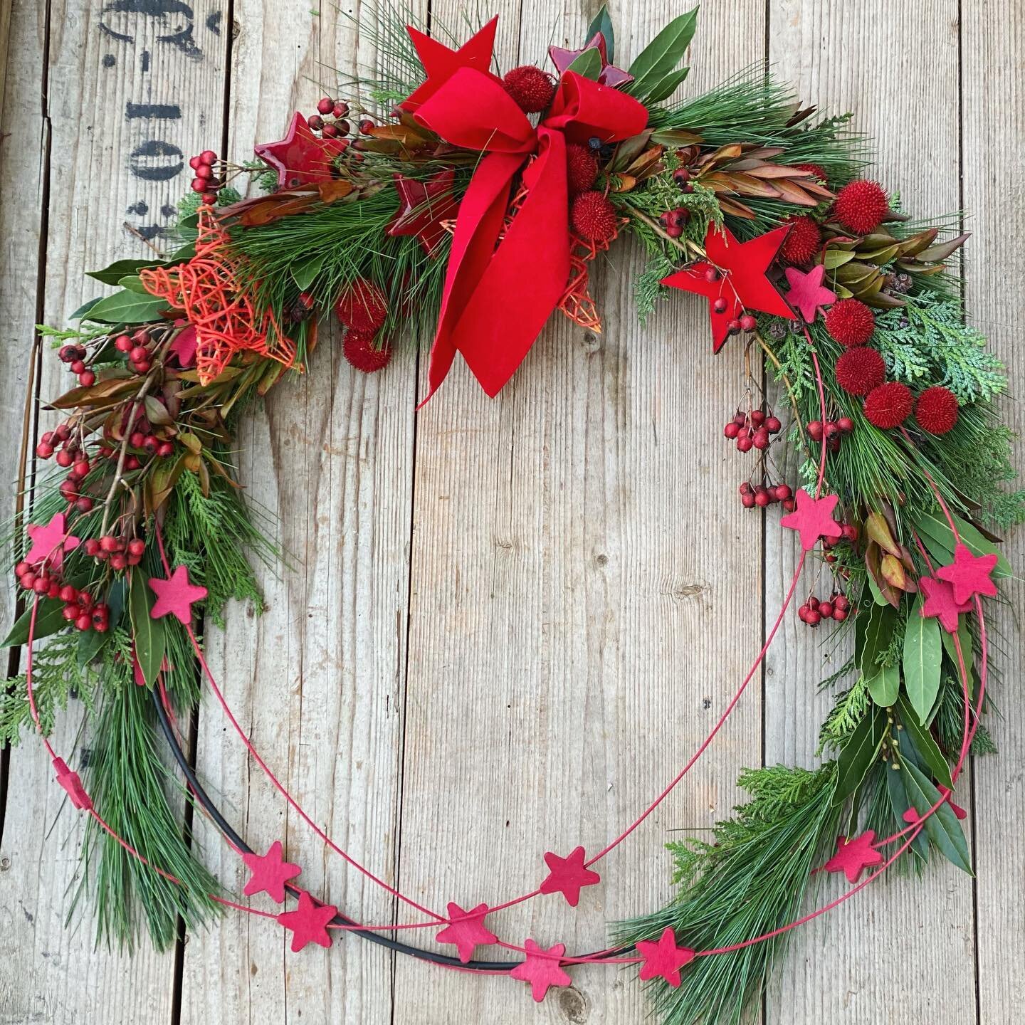 Red star  #couronnedenoel#couronnedeporte#wreath#krans#decono&euml;l#decoration