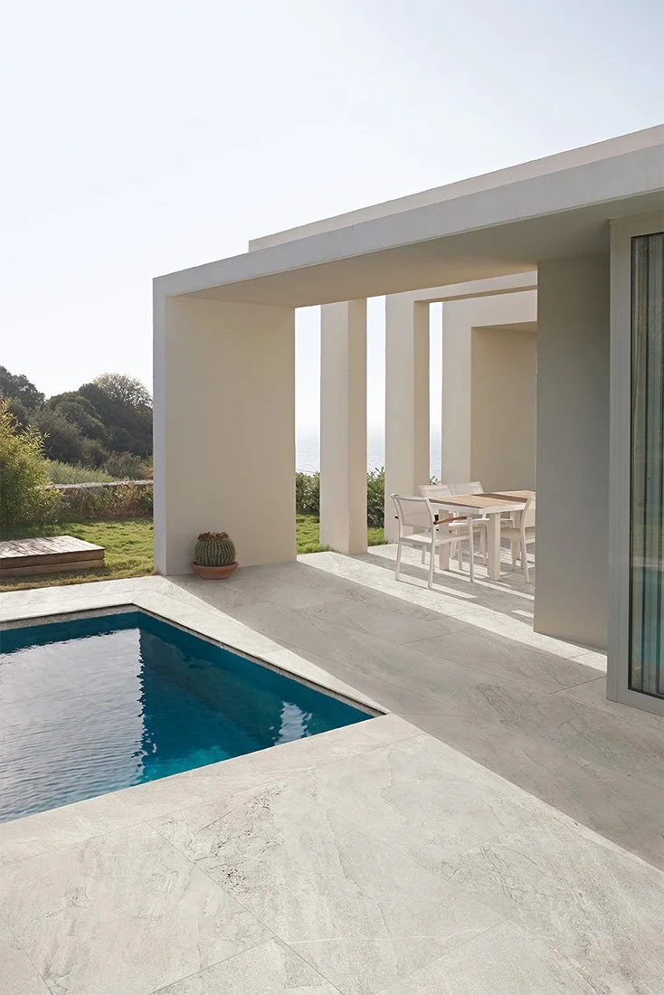 agathos-grey-outdoor.jpg
