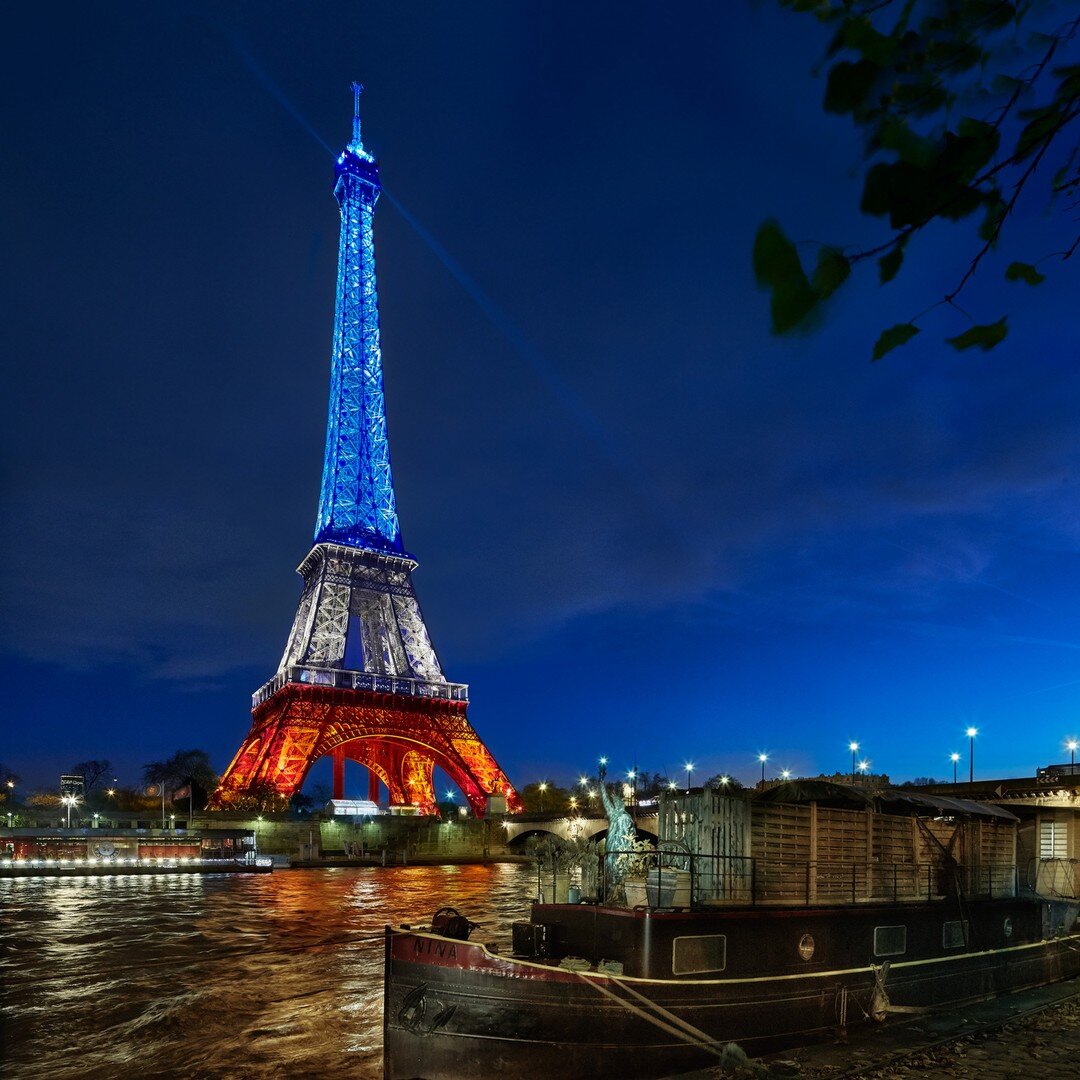 A houseboat on the Seine provides quite a view but I didn&rsquo;t expect there would be a State of Liberty in the same frame when I shot the Eiffel Tower.
#eiffeltower #nightscapes #architecturalphotography