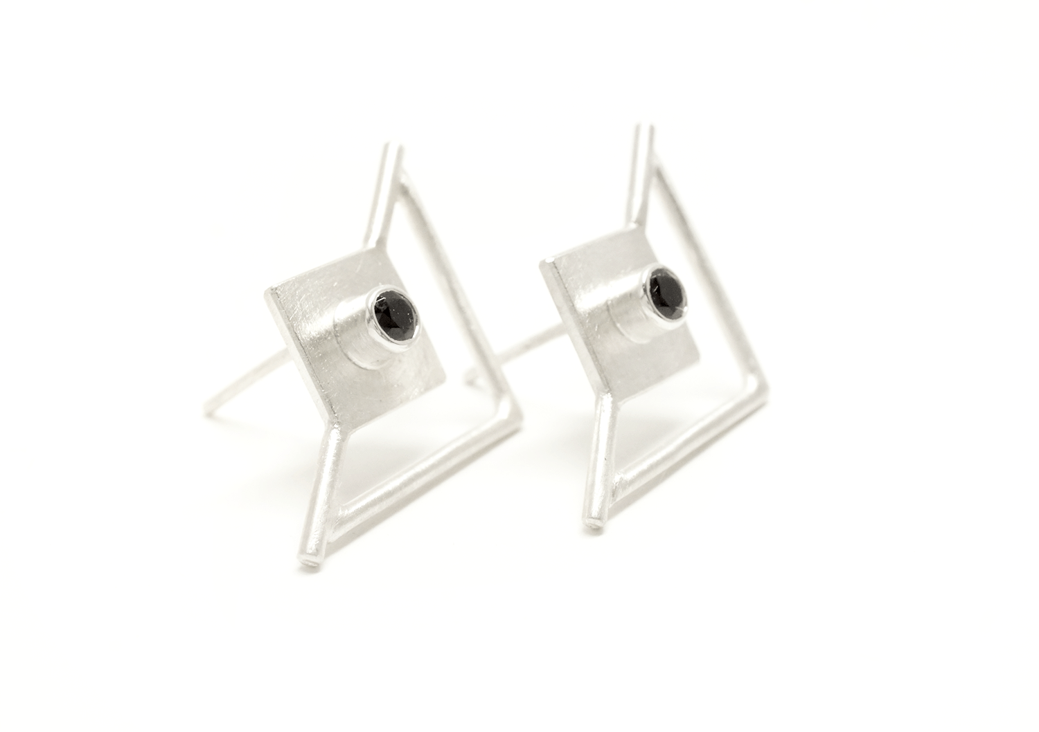 NEUTRAL 20° Earrings Angle Aligned.png