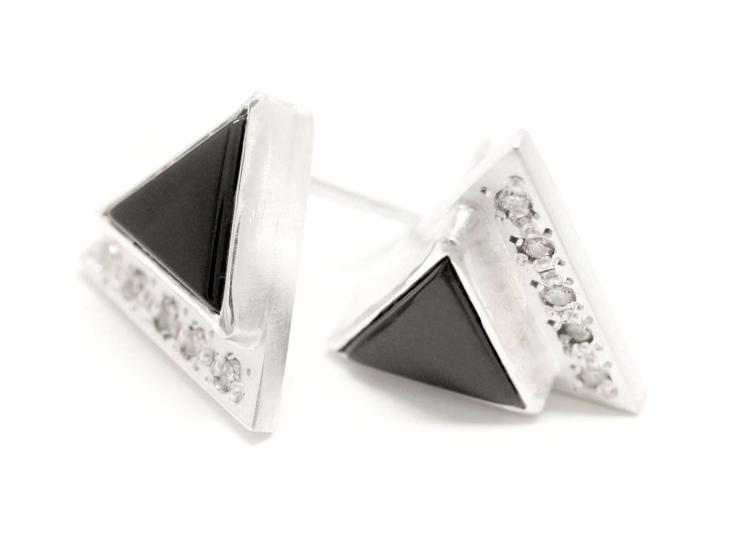 NEUTRAL 12° Earring 2.png