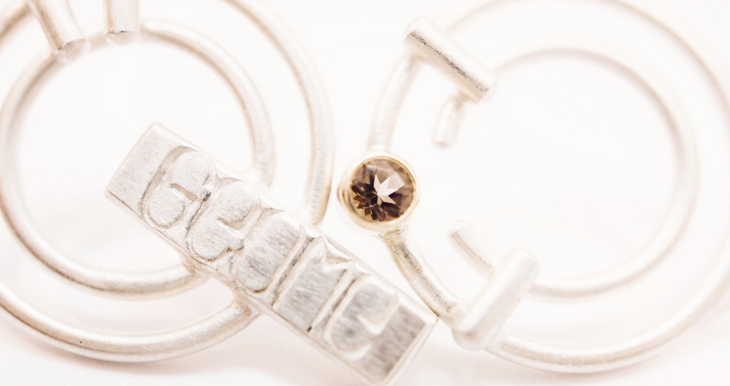 LOGOMARK 25° studs
