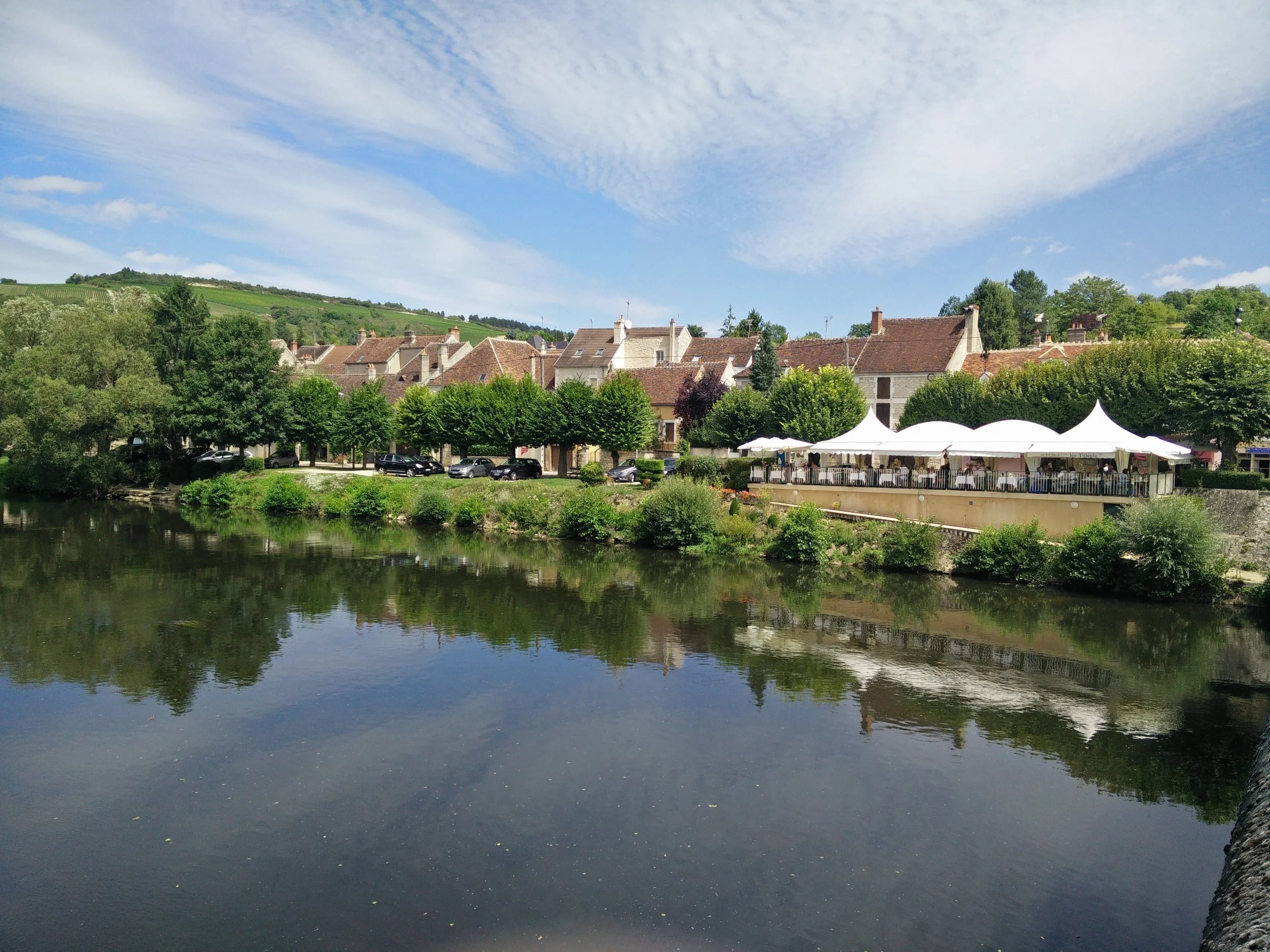 The village of Vincelottes and the pleasant terrasse of restaurant ’l’Auberge Les Tilleuls’